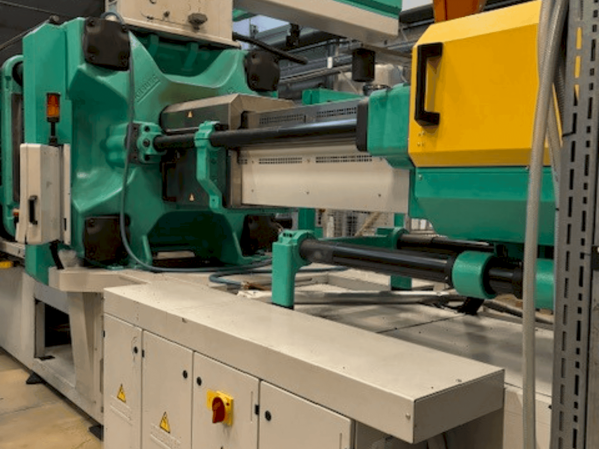 Vista frontal de la máquina Arburg Allrounder 920S 5000-3200