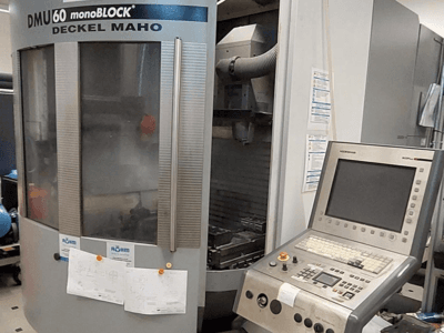 DMU 60 monoBLOCK de Deckel Maho, vista frontal de una fresadora CNC con panel de control y planos técnicos adjuntos.