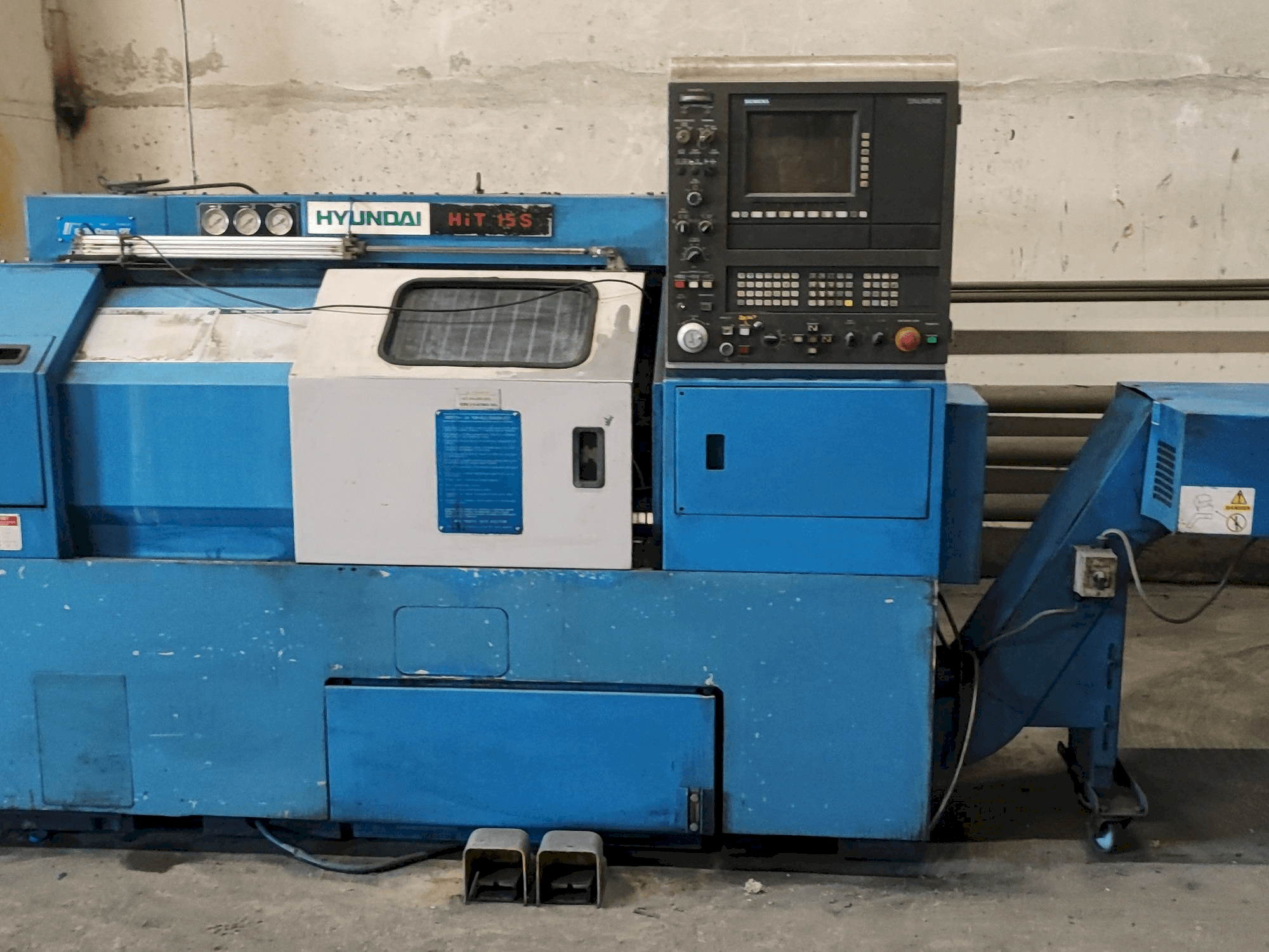 Vista frontal de la máquina Hyundai HIT15s