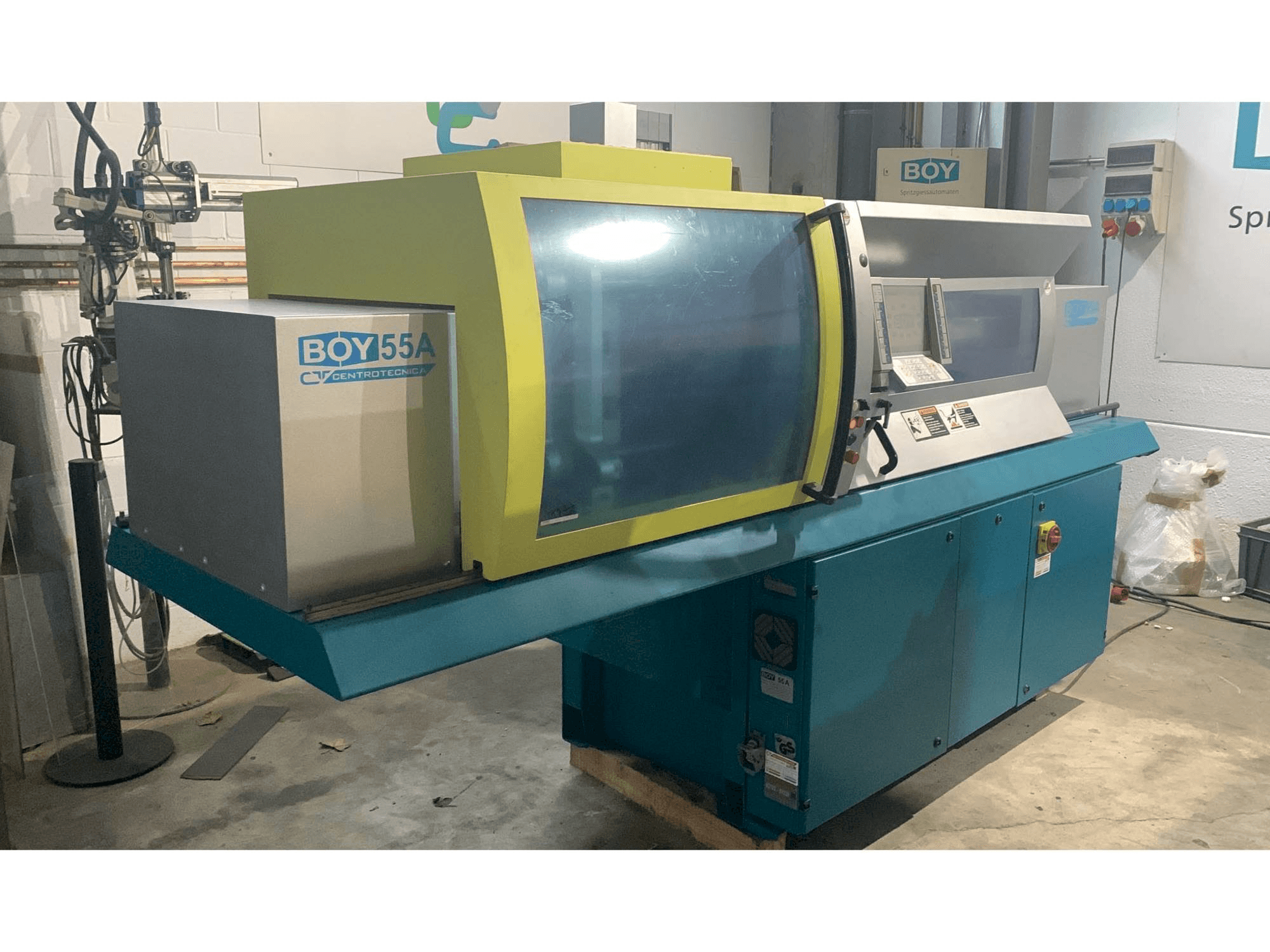 Vista frontal de la máquina BOY 55A