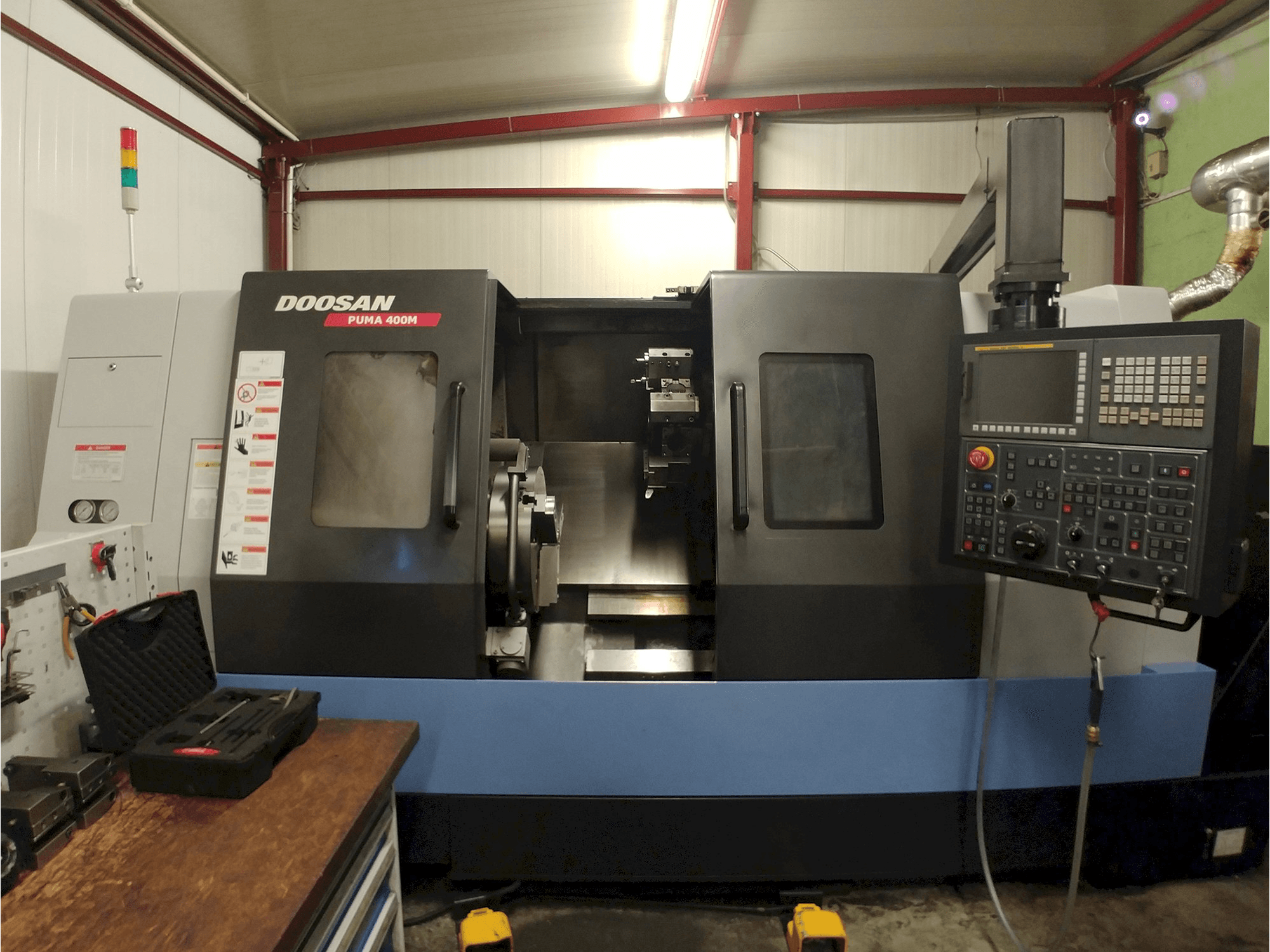Vista frontal de la máquina Doosan Puma 400MC