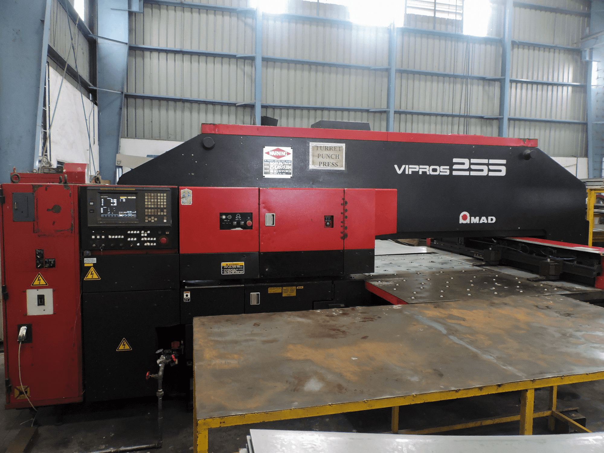 Vista frontal de la máquina AMADA Vipros 255