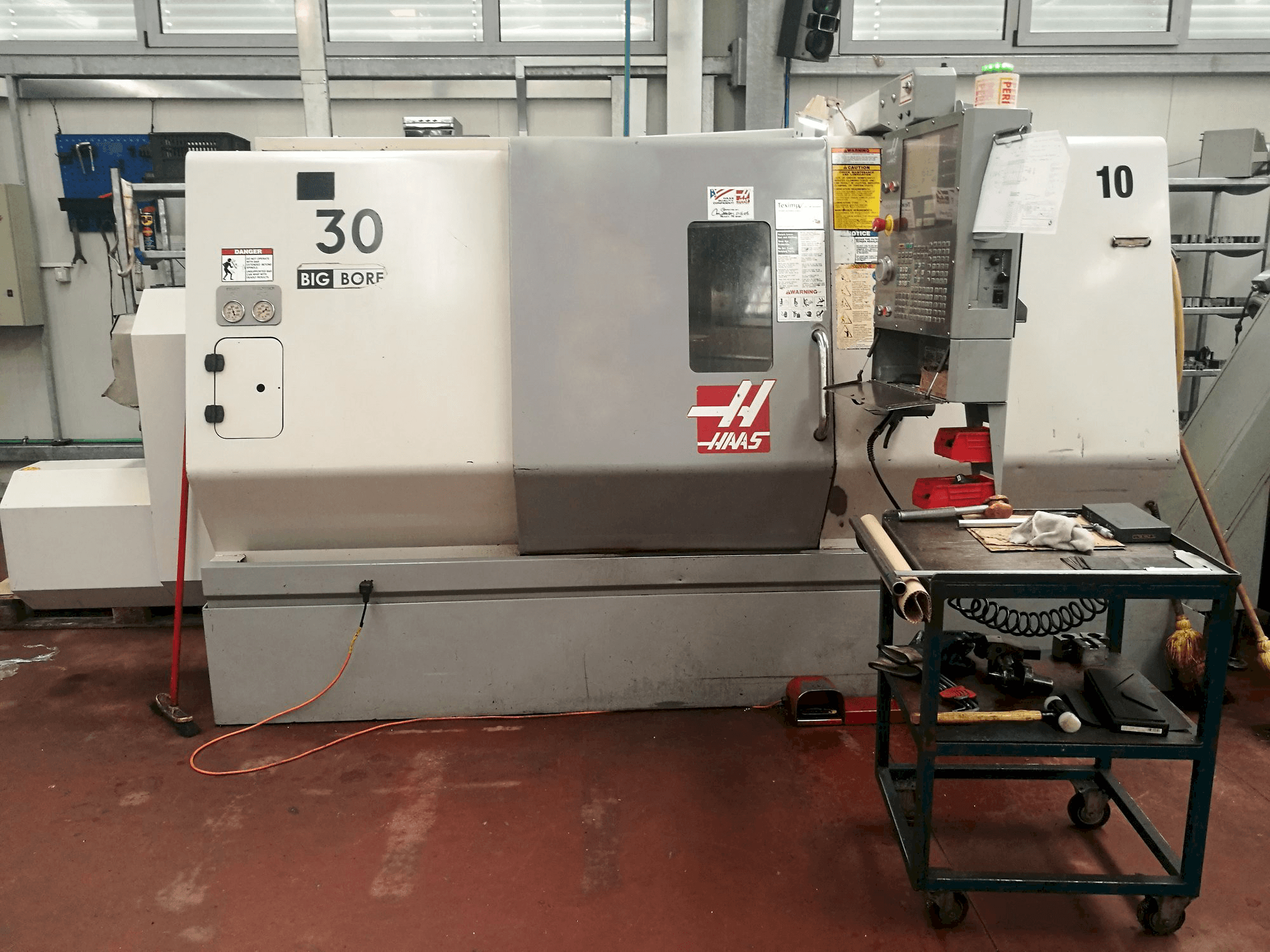 Vista frontal de la máquina HAAS SL-30THBE