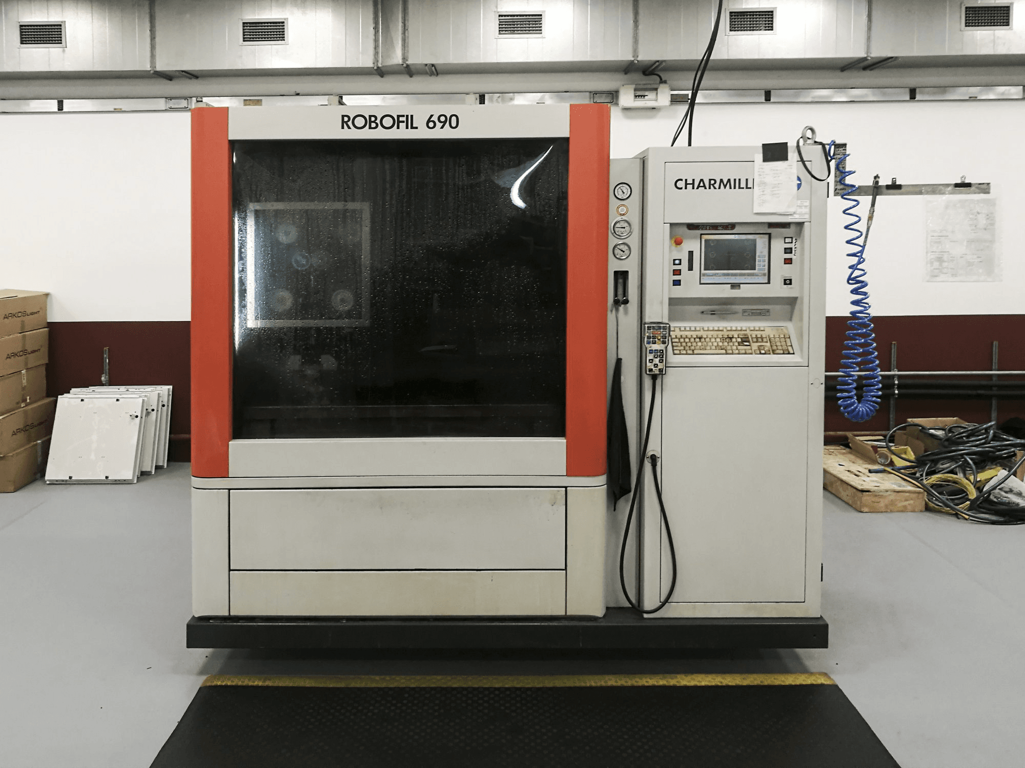 Vista frontal de la máquina CHARMILLES ROBOFIL 690