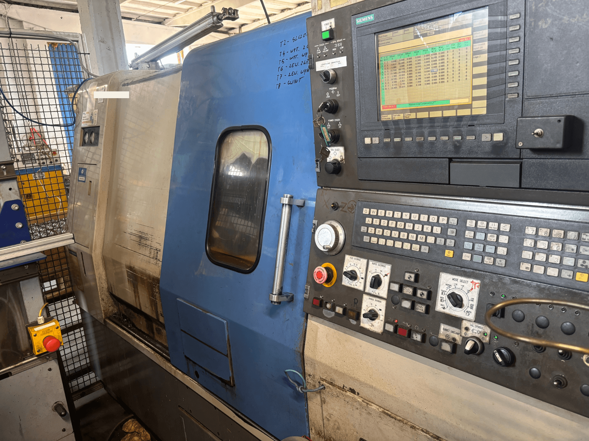 Torno horizontal Hyundai HIT-200C, vista frontal, con un panel de control de Siemens y botones de funcionamiento.
