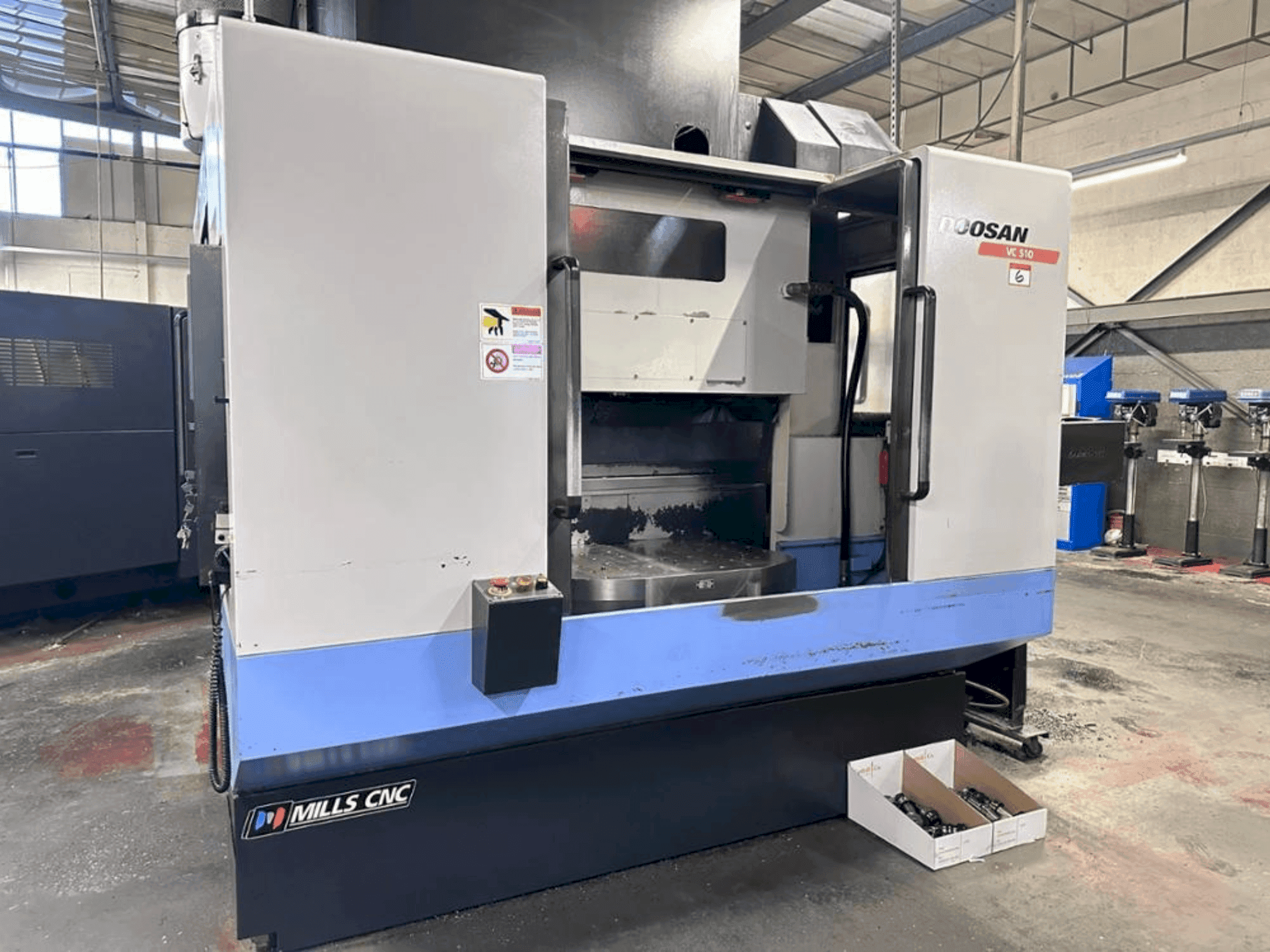 Vista frontal de la máquina DOOSAN VC 510