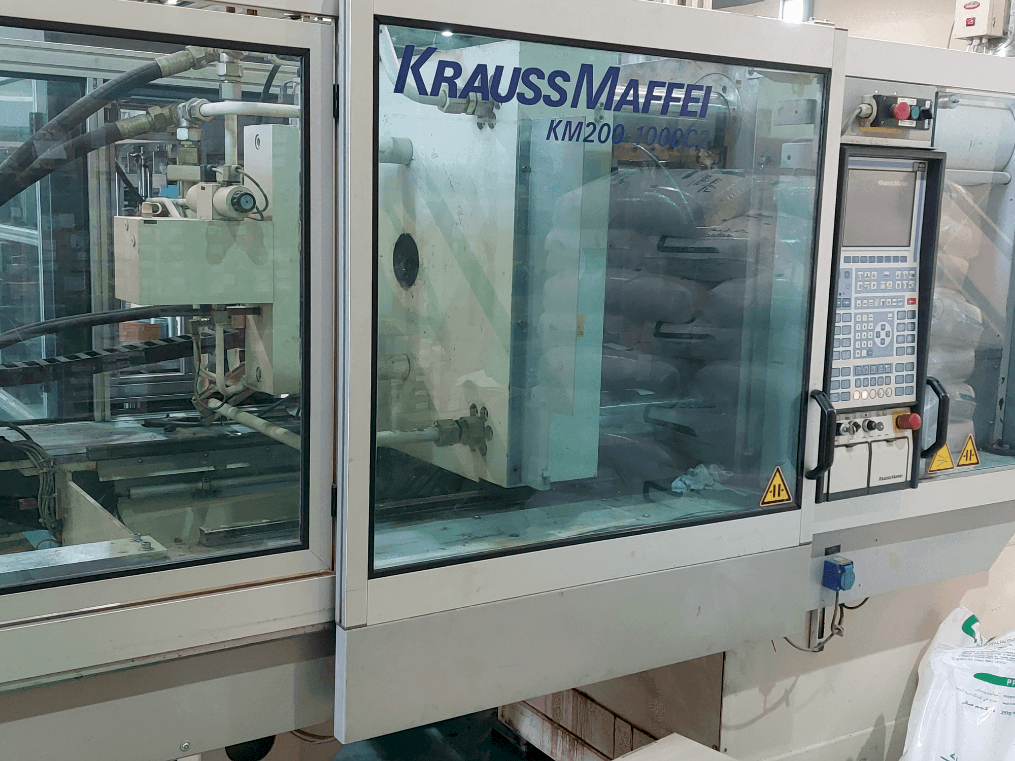 Vista frontal de la máquina Krauss Maffei 200-1000 C2
