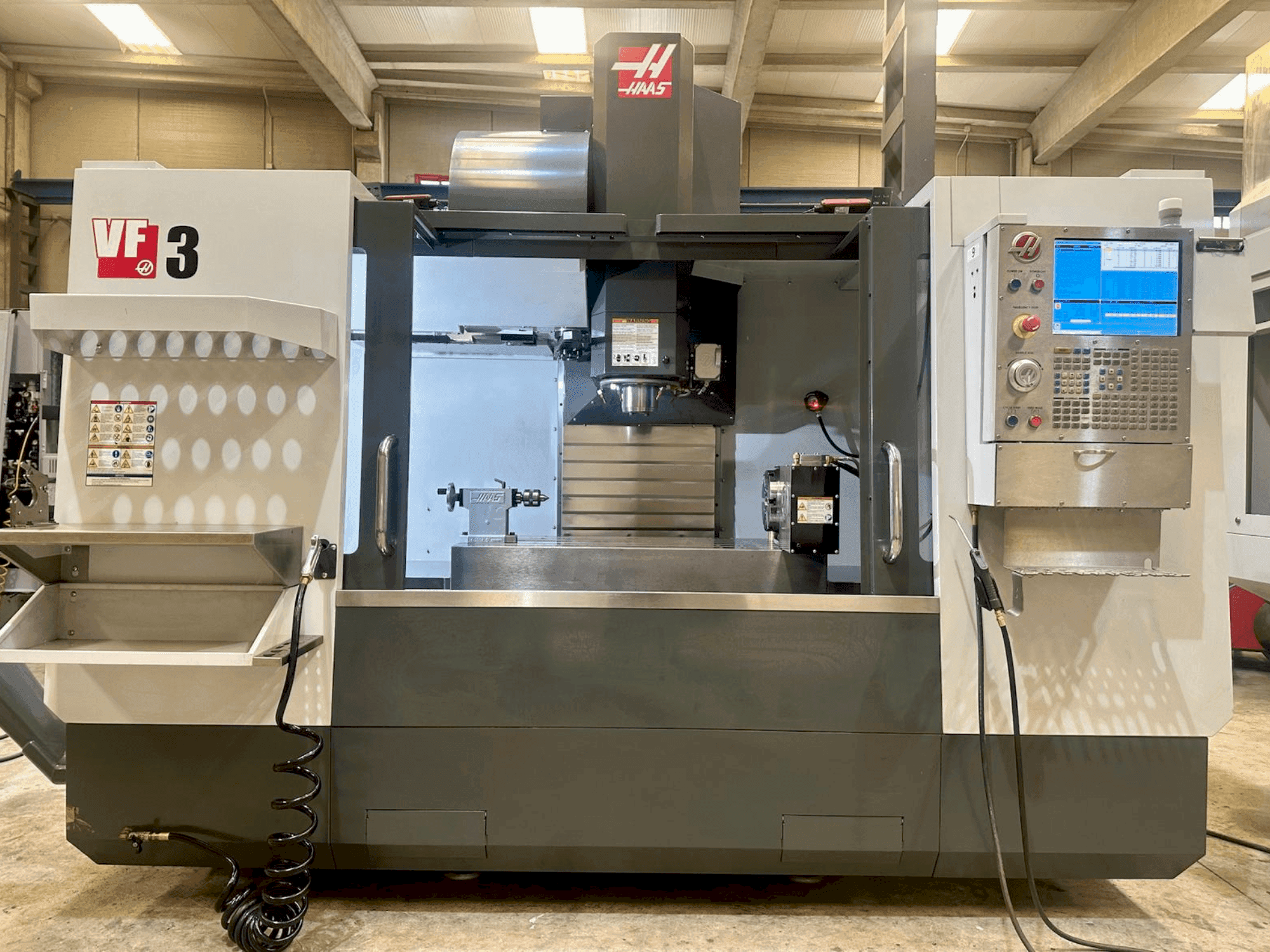 Vista frontal de la máquina HAAS VF-3