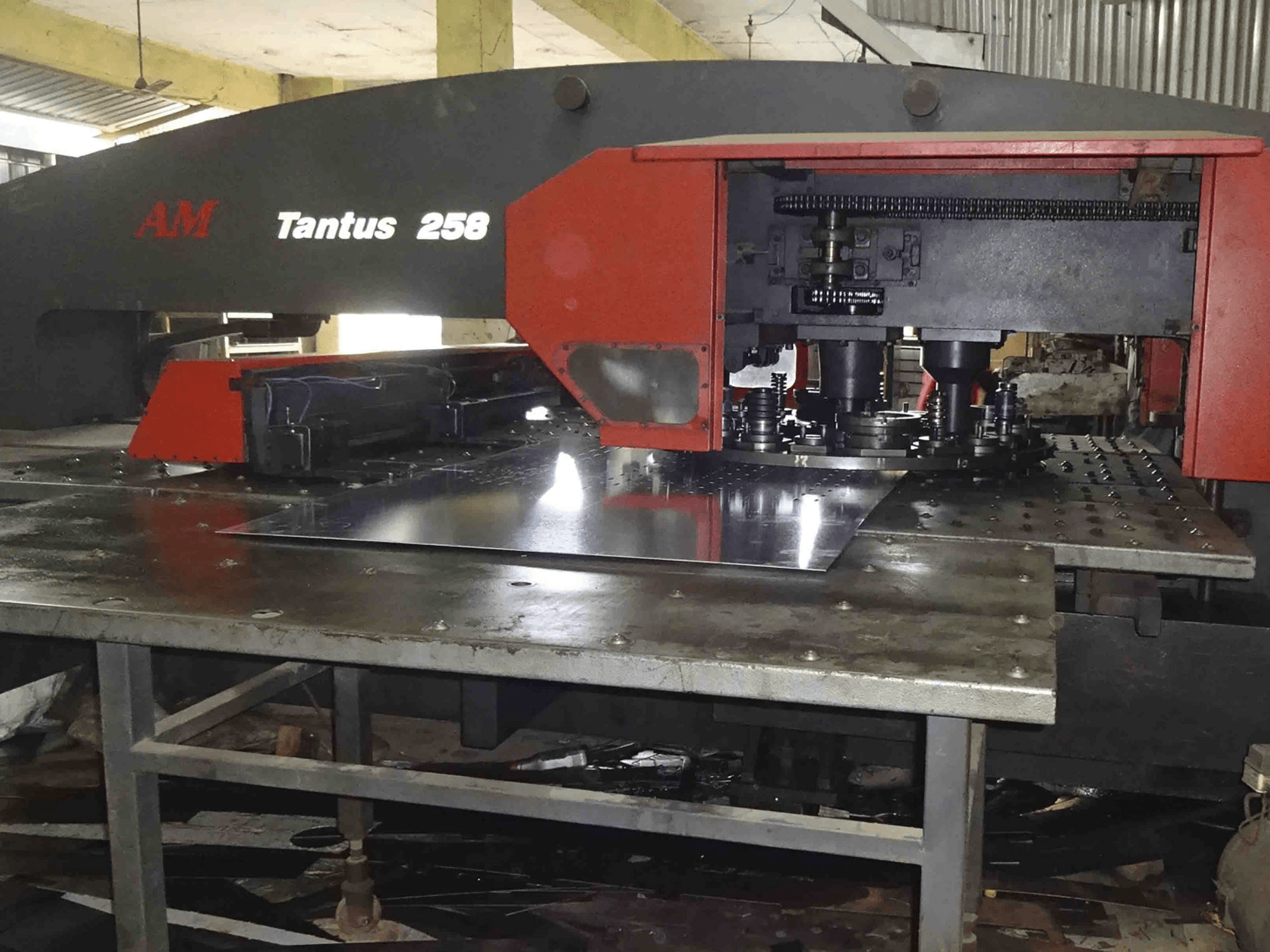 Vista derecha de la máquina AMC TAN-258