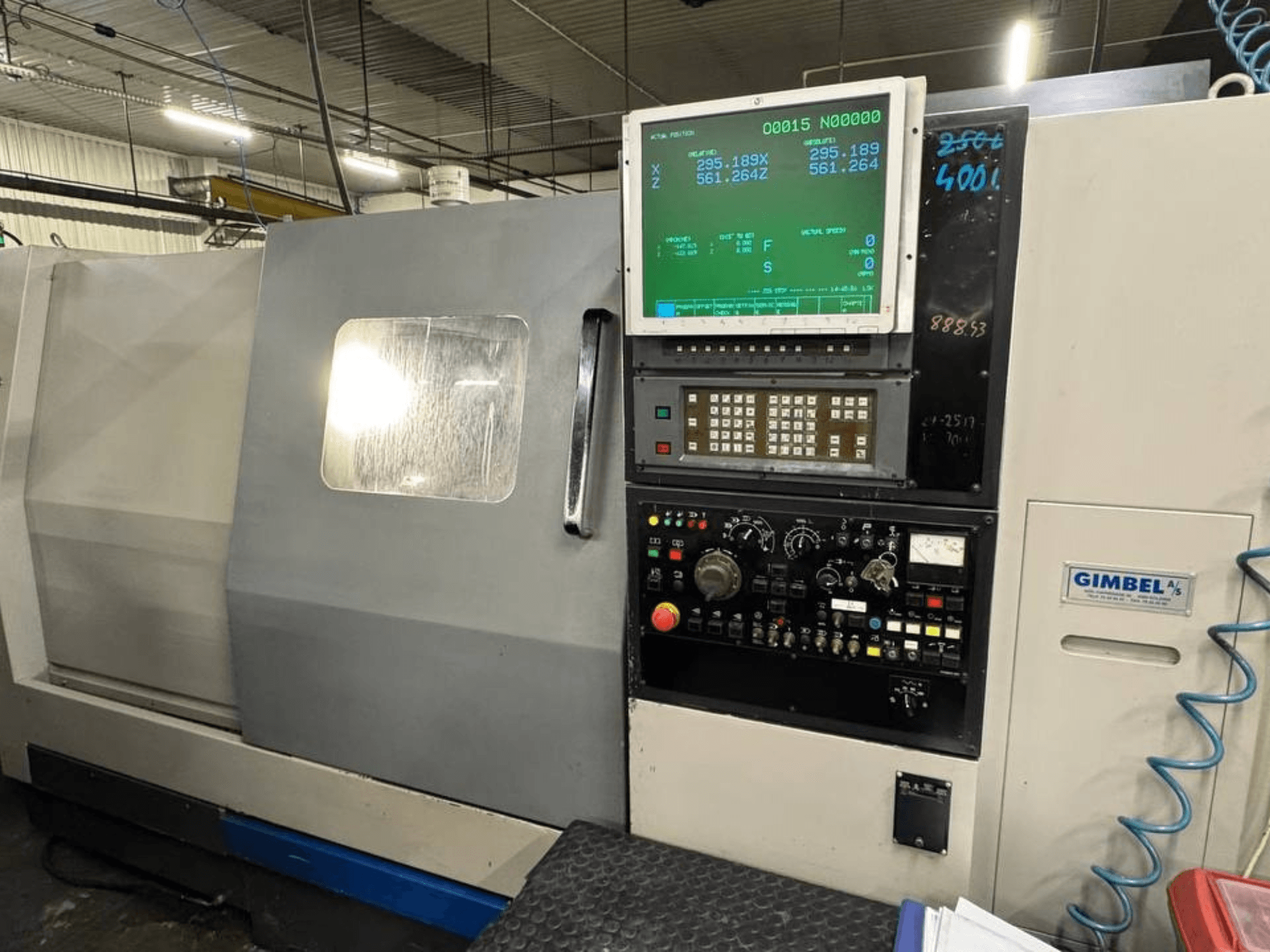 Vista frontal del torno horizontal TS-35 de Takisawa, con panel de control con pantalla digital y controles de funcionamiento.