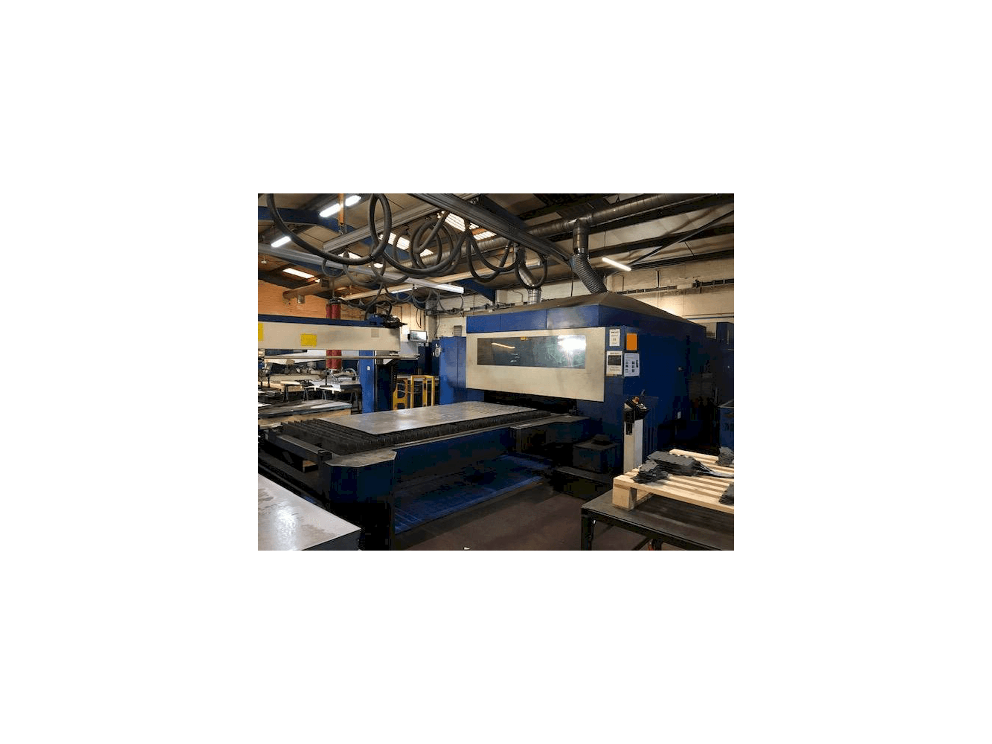 Vista frontal de la máquina Trumpf Traumatic L 3050