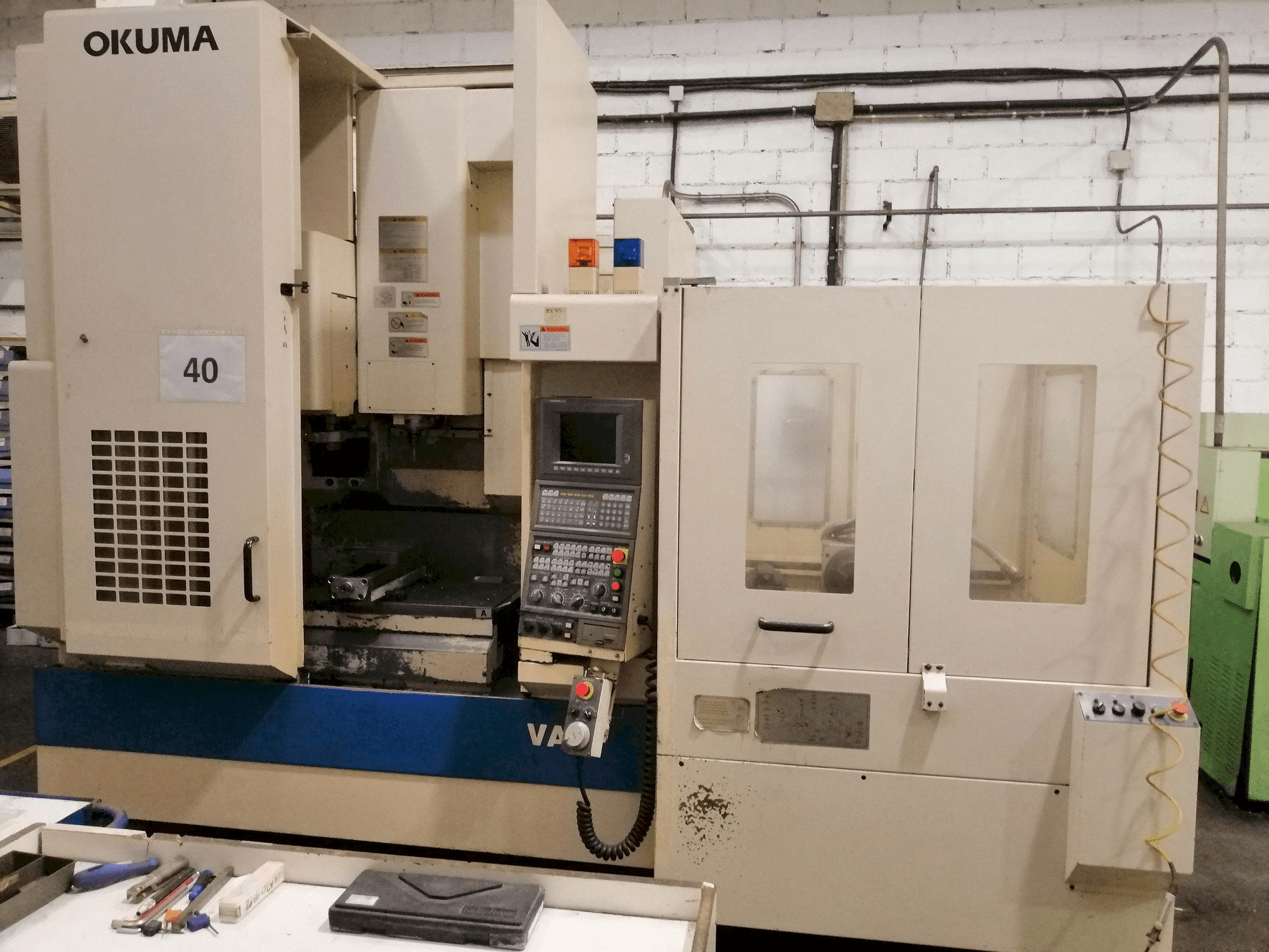 Vista frontal de la máquina Okuma 45VAE