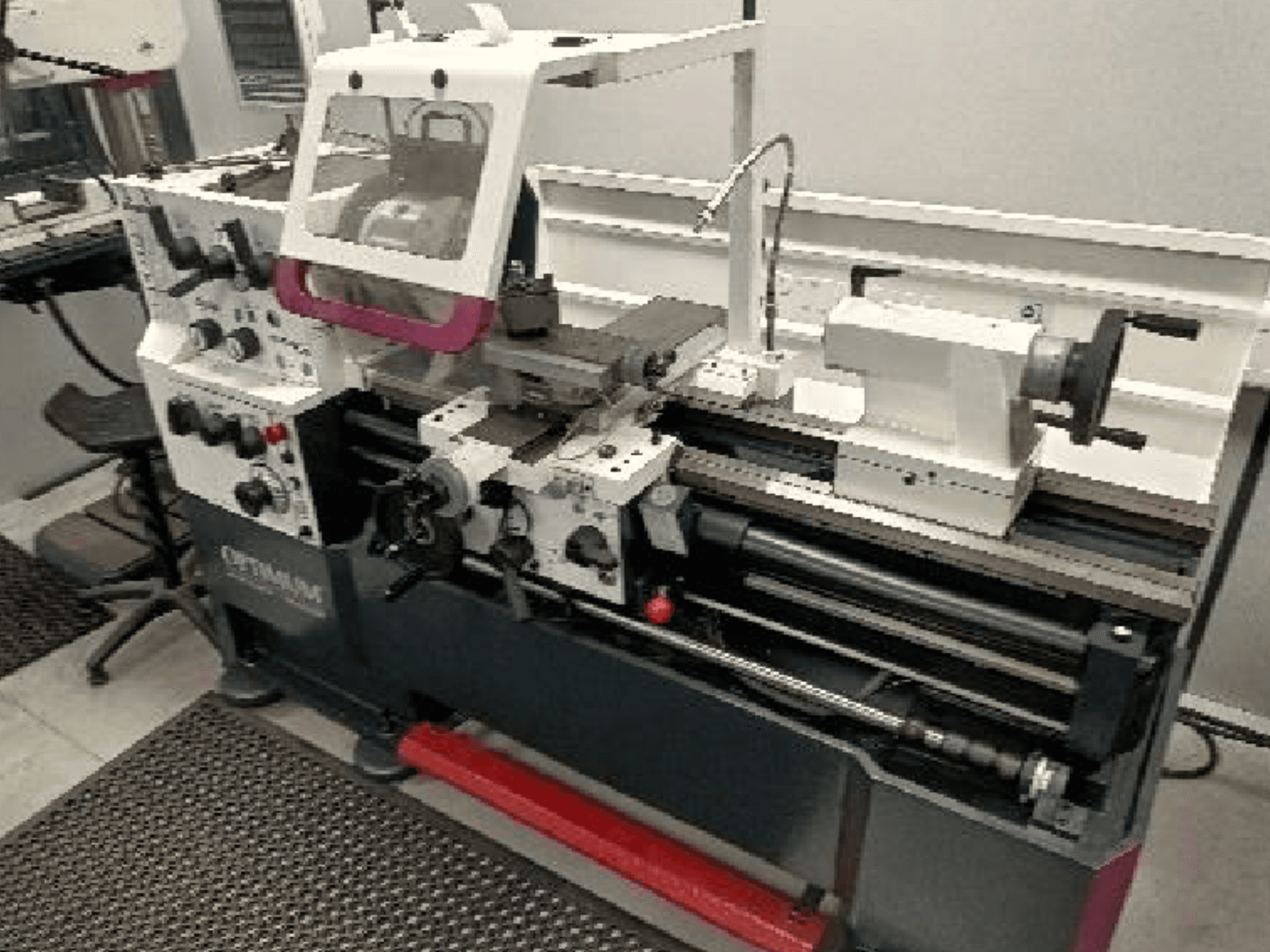 Máquina herramienta Optimum TH 4610 vista de frente, en la que se aprecian con detalle los mandos, el husillo y la zona de trabajo.