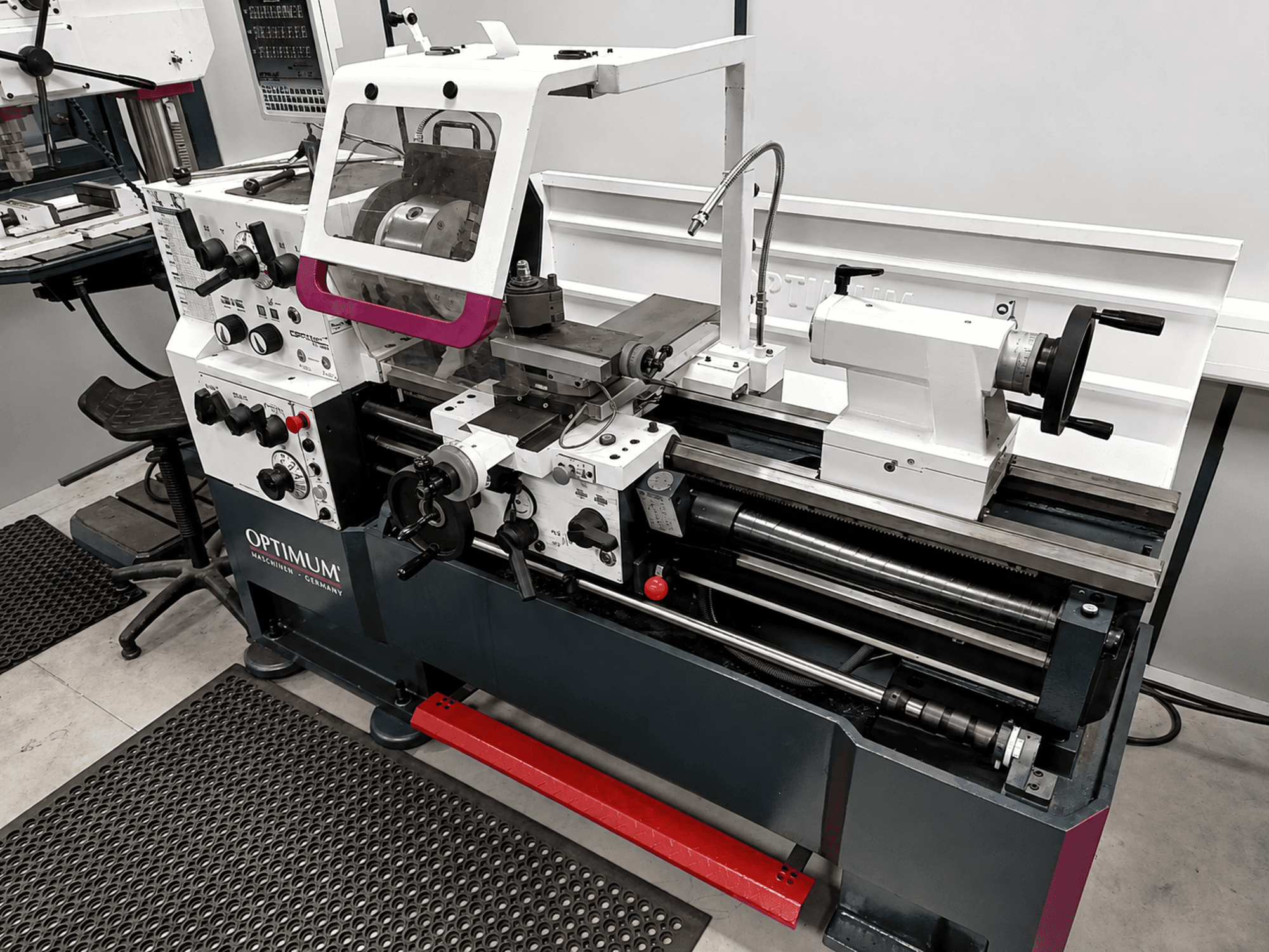Torno horizontal Optimum TH 4610, vista lateral, que destaca por sus mandos, su mandril y su zona de trabajo, todo ello con un diseño robusto.
