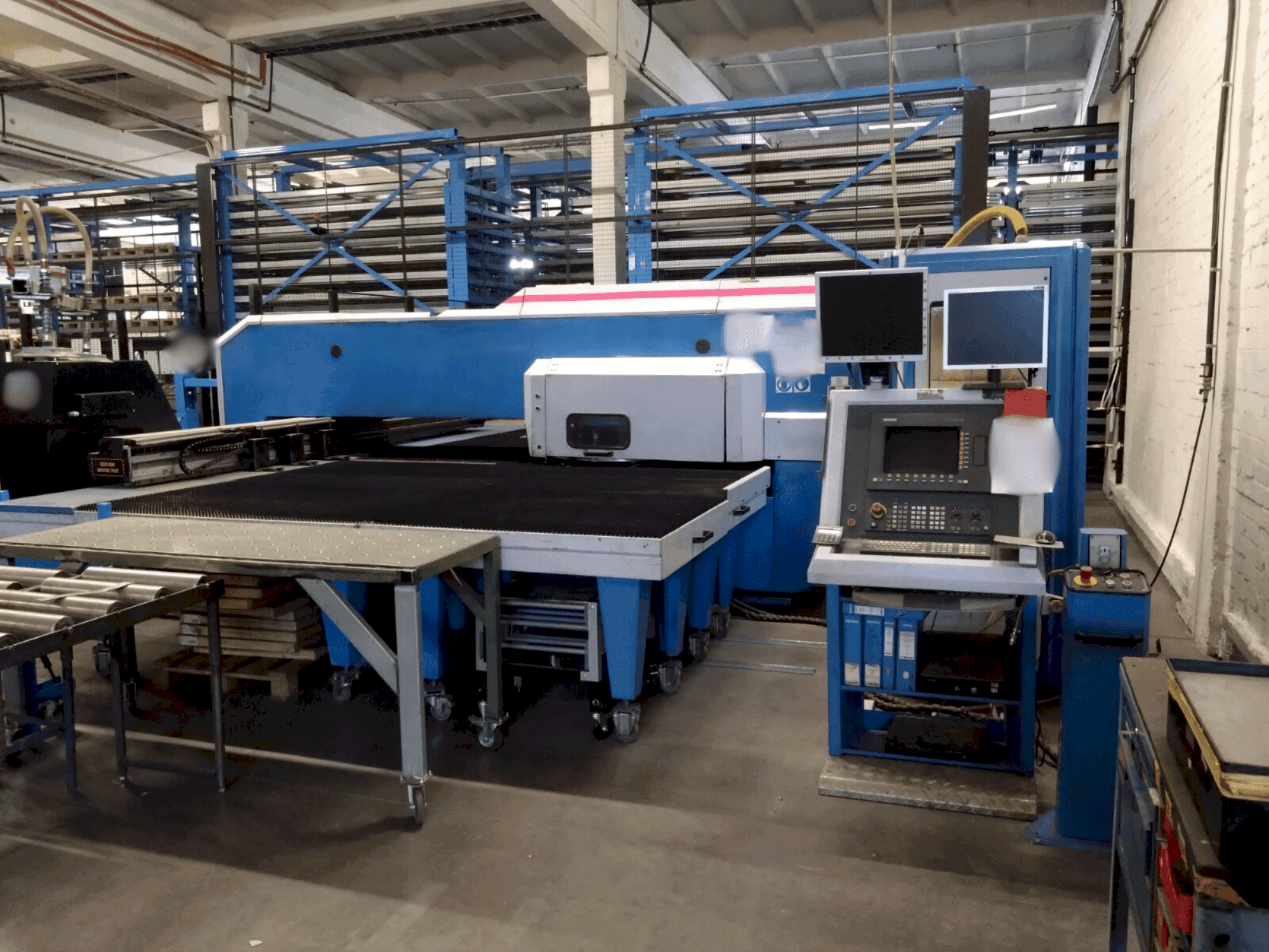 Vista frontal de la máquina Finn-Power F6-25 5B