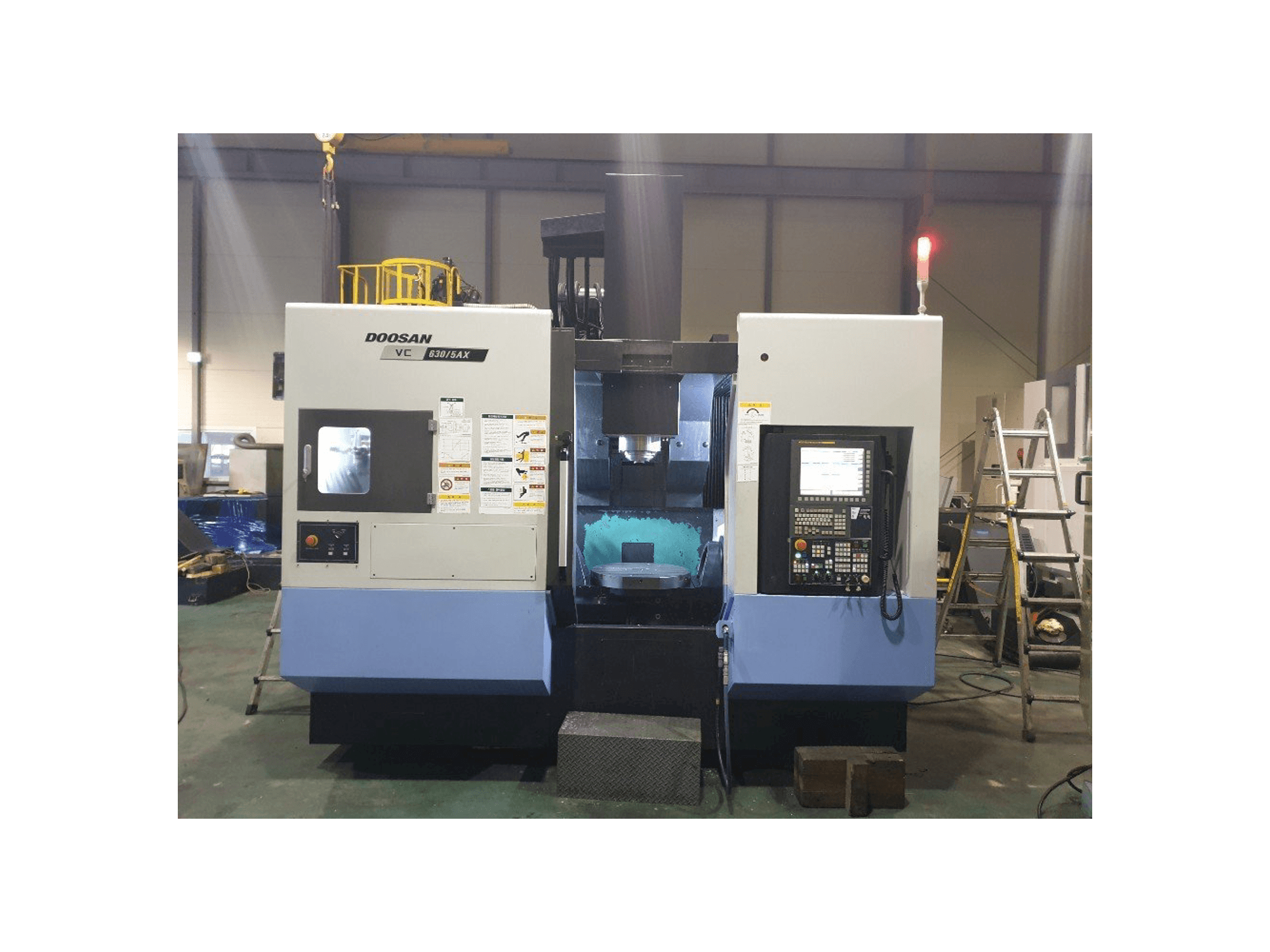 Vista frontal de la máquina Doosan VC630/5AX