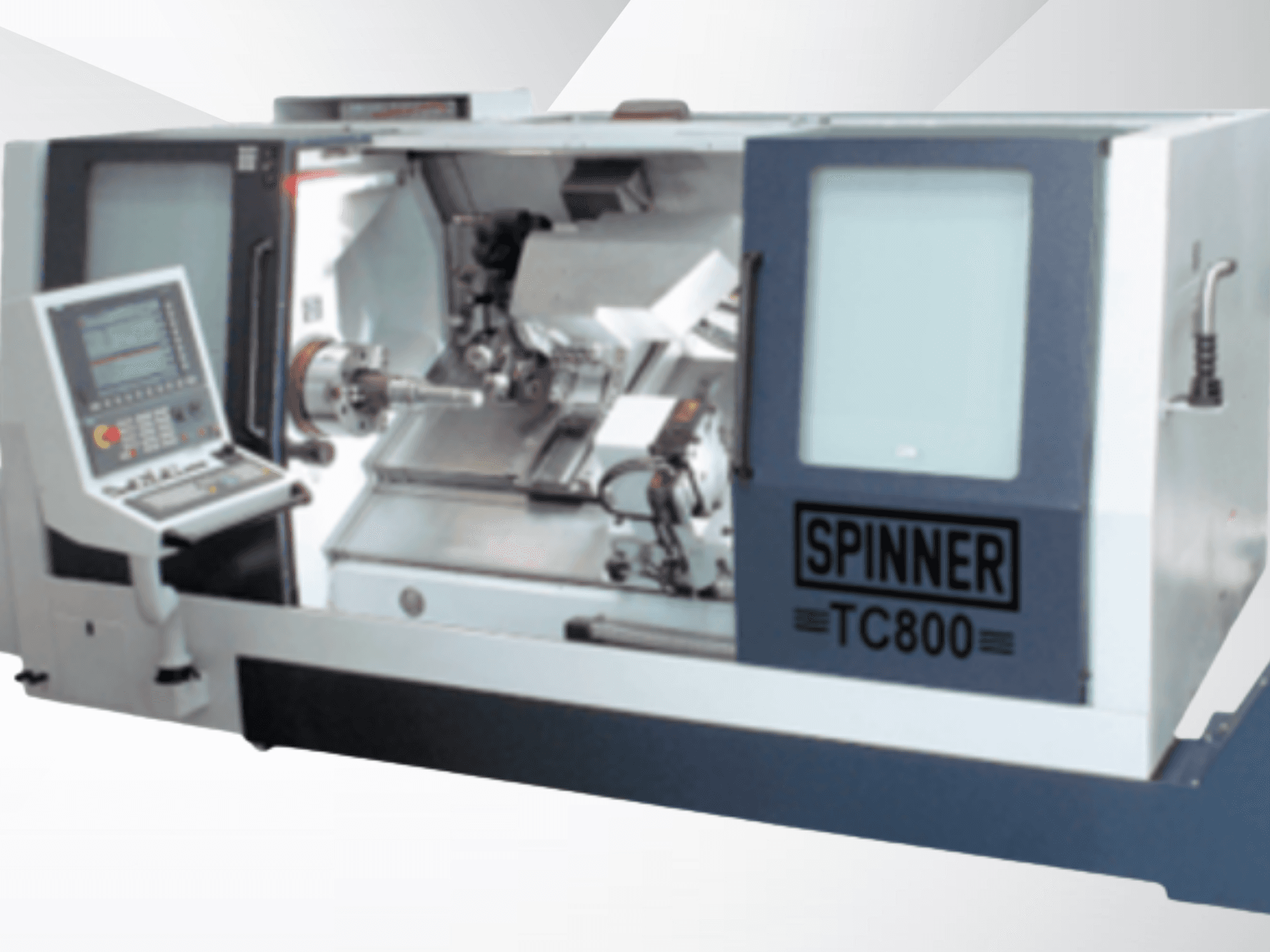 Centro de torneado y fresado SPINNER TC800 110MCY, vista frontal en la que se aprecian el panel de control y el interior de la máquina, con el husillo y las herramientas de corte.