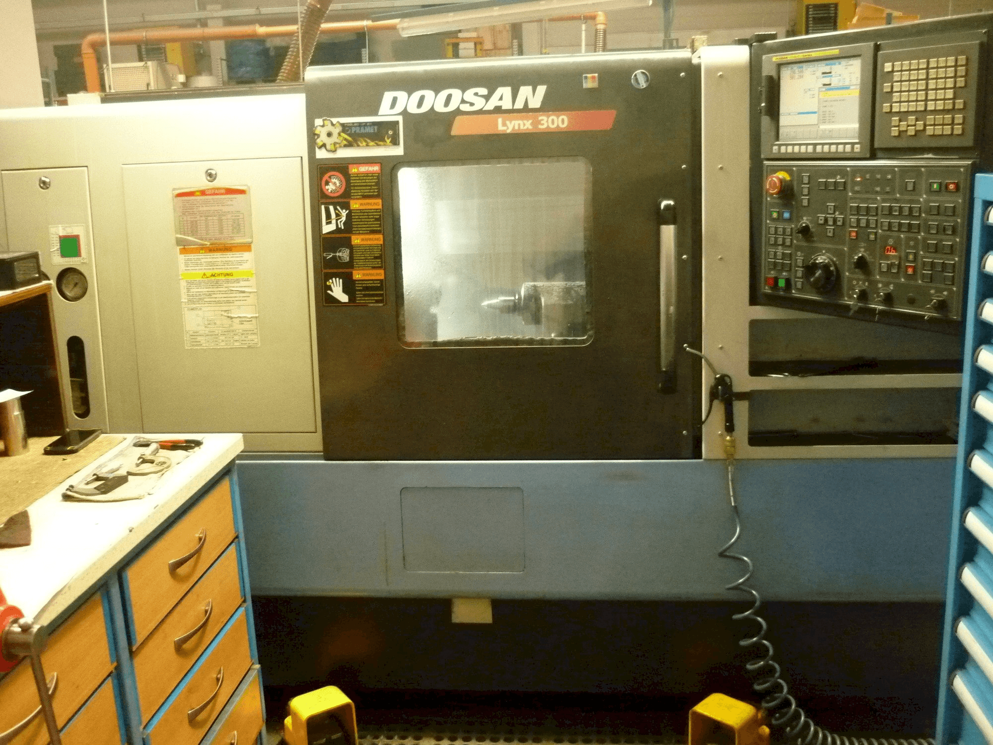 Vista frontal de la máquina Doosan LYNX 300