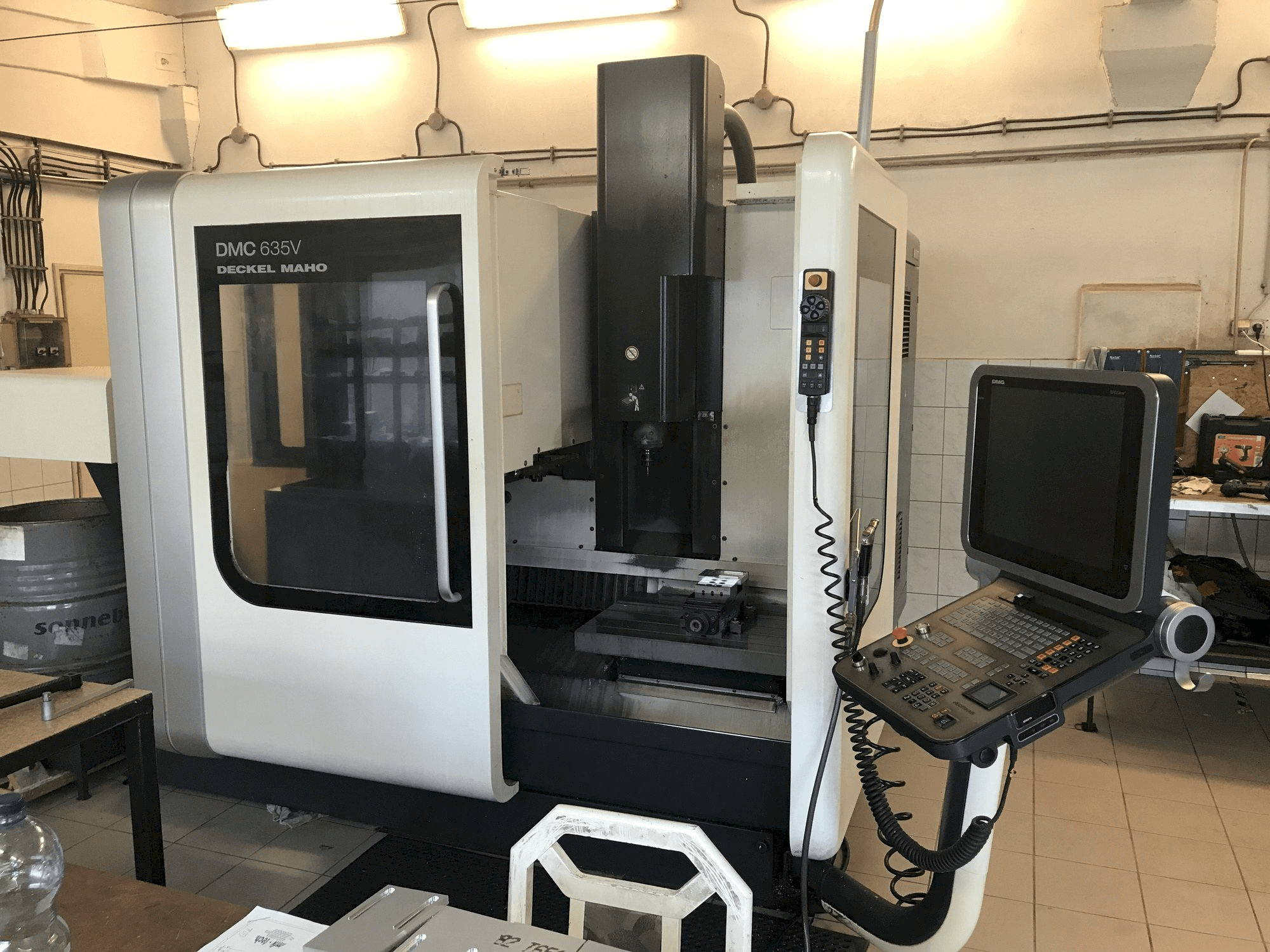 Vista frontal de la máquina DECKEL MAHO DMC 635V