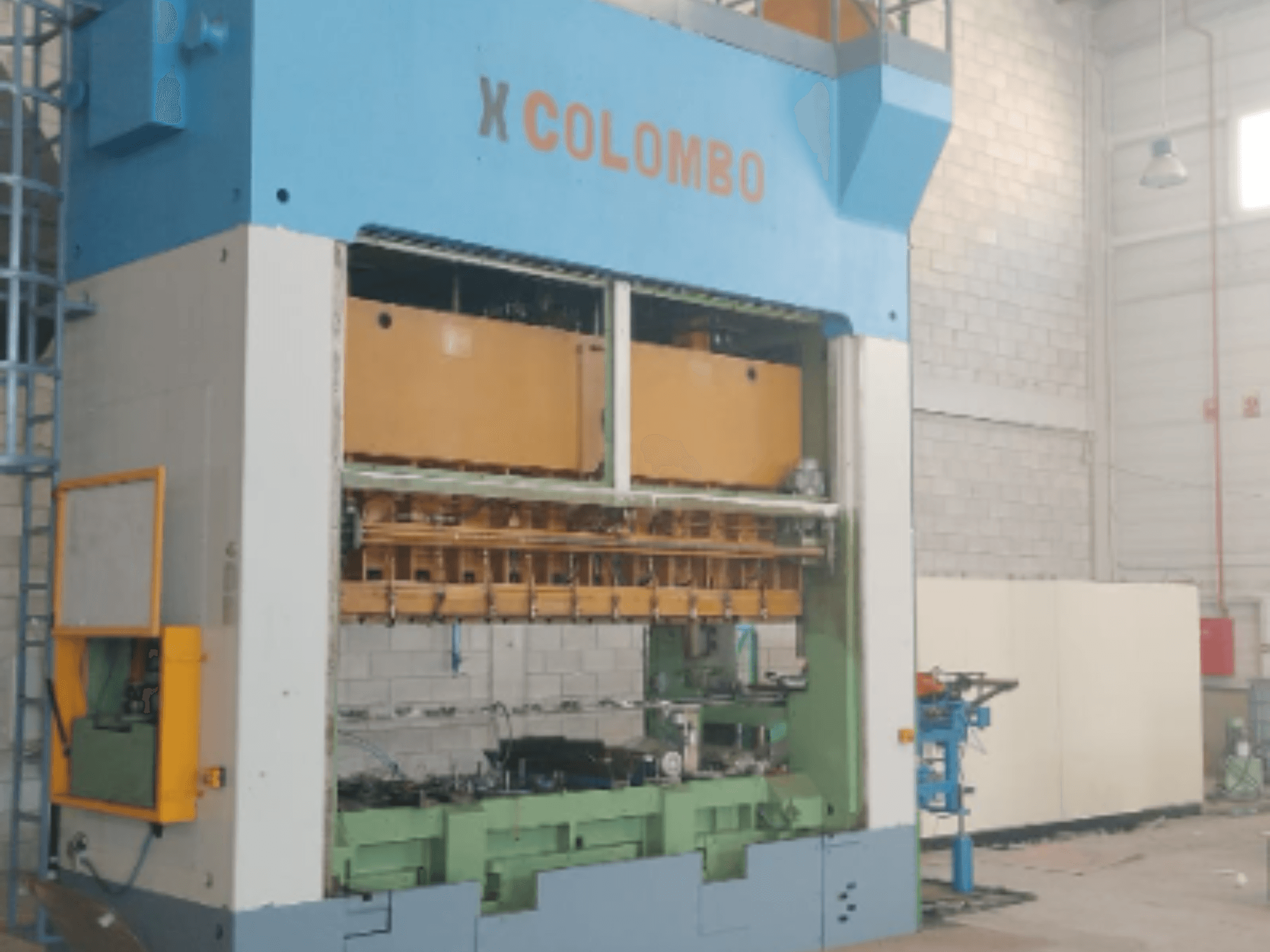 Prensa mecánica de estampación Colombo Agostino T231A315, vista frontal, en la que se muestran los componentes de la máquina y sus características operativas.