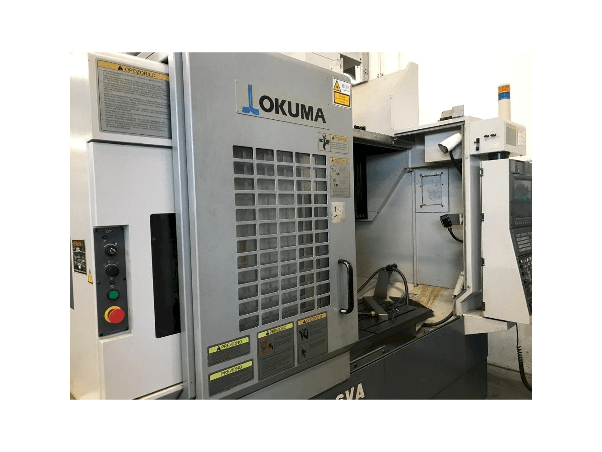 Vista frontal de la máquina Okuma MB 56 VA