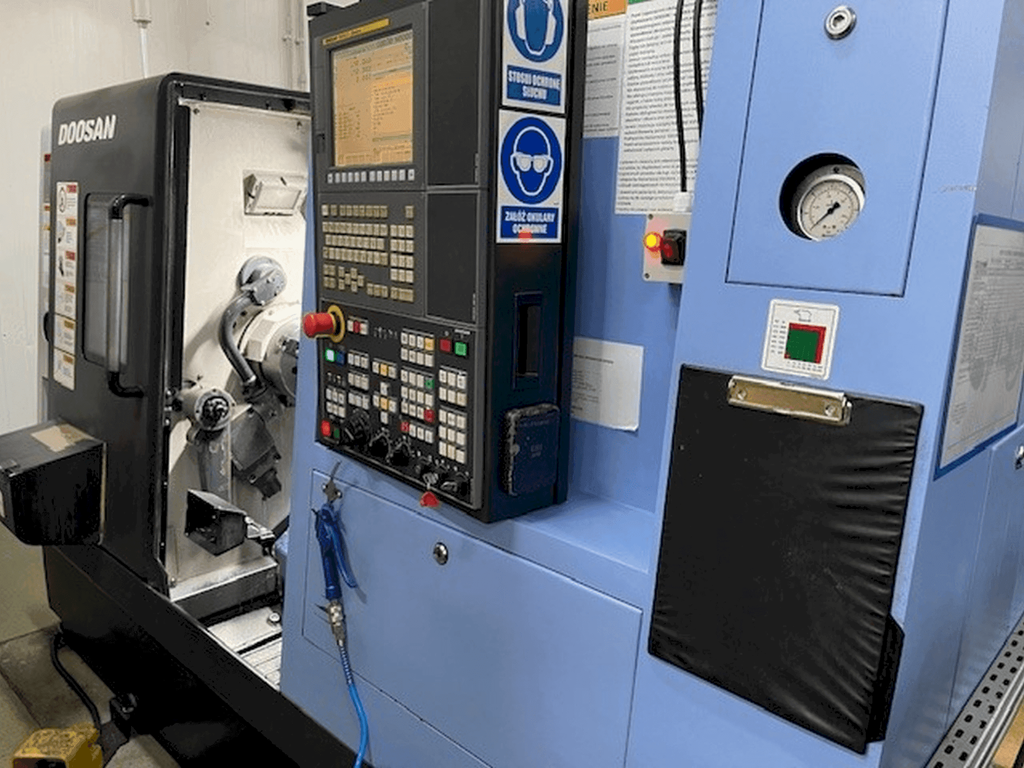 Vista frontal de la máquina DOOSAN Lynx 220 LMA