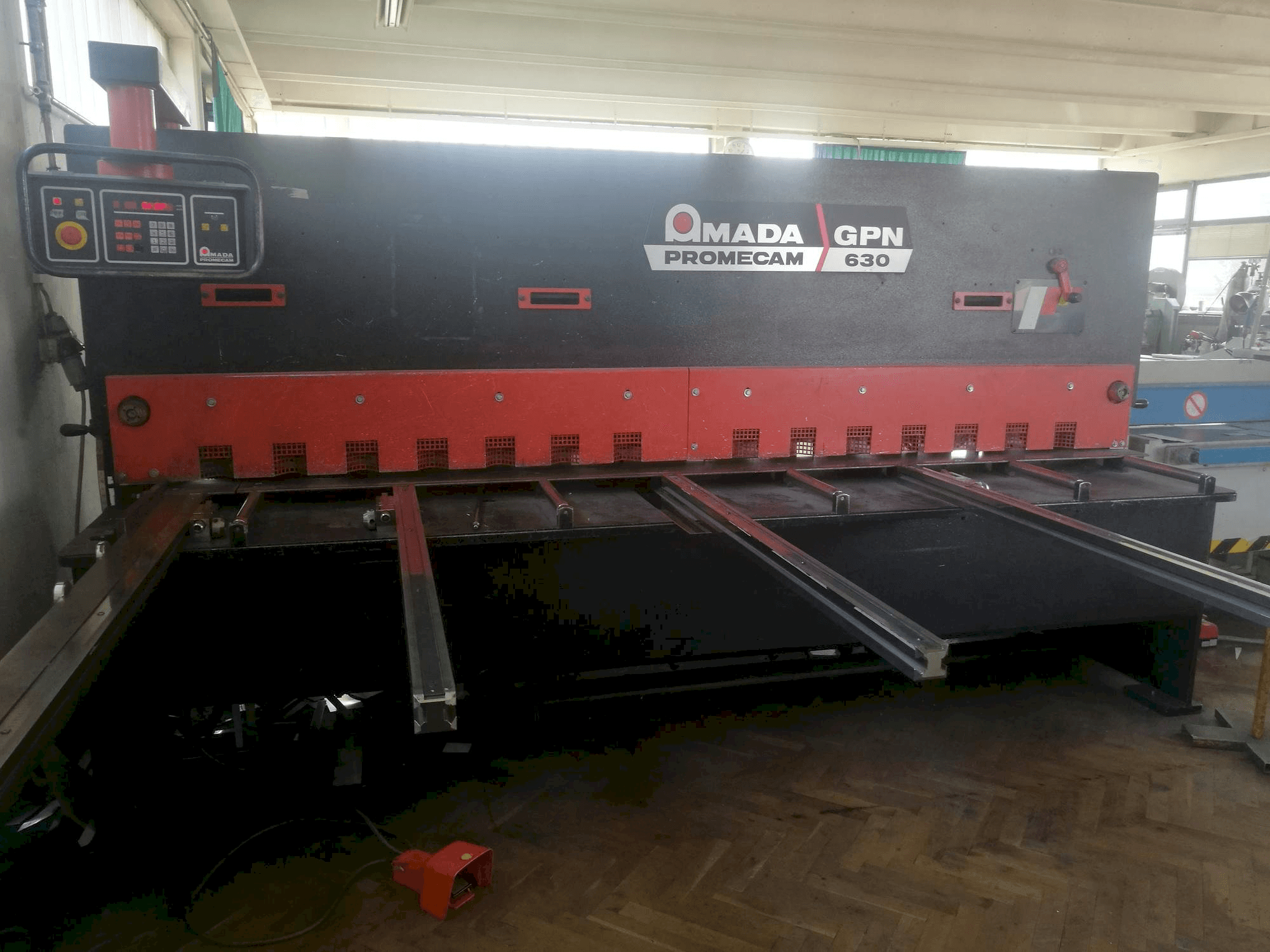 Vista frontal de la máquina AMADA Promecam GPN 630