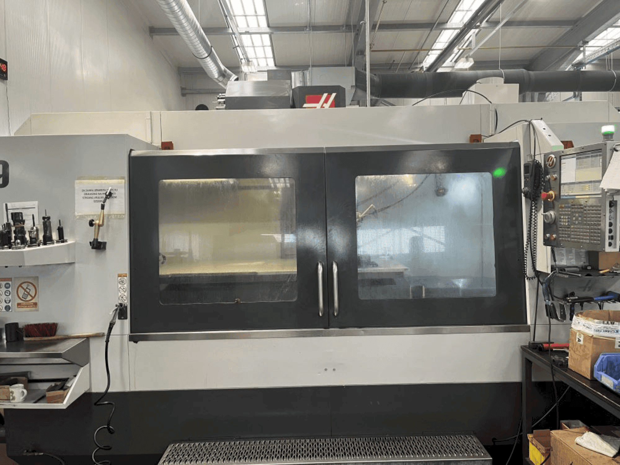 Vista frontal de la máquina HAAS Vf- 9/40