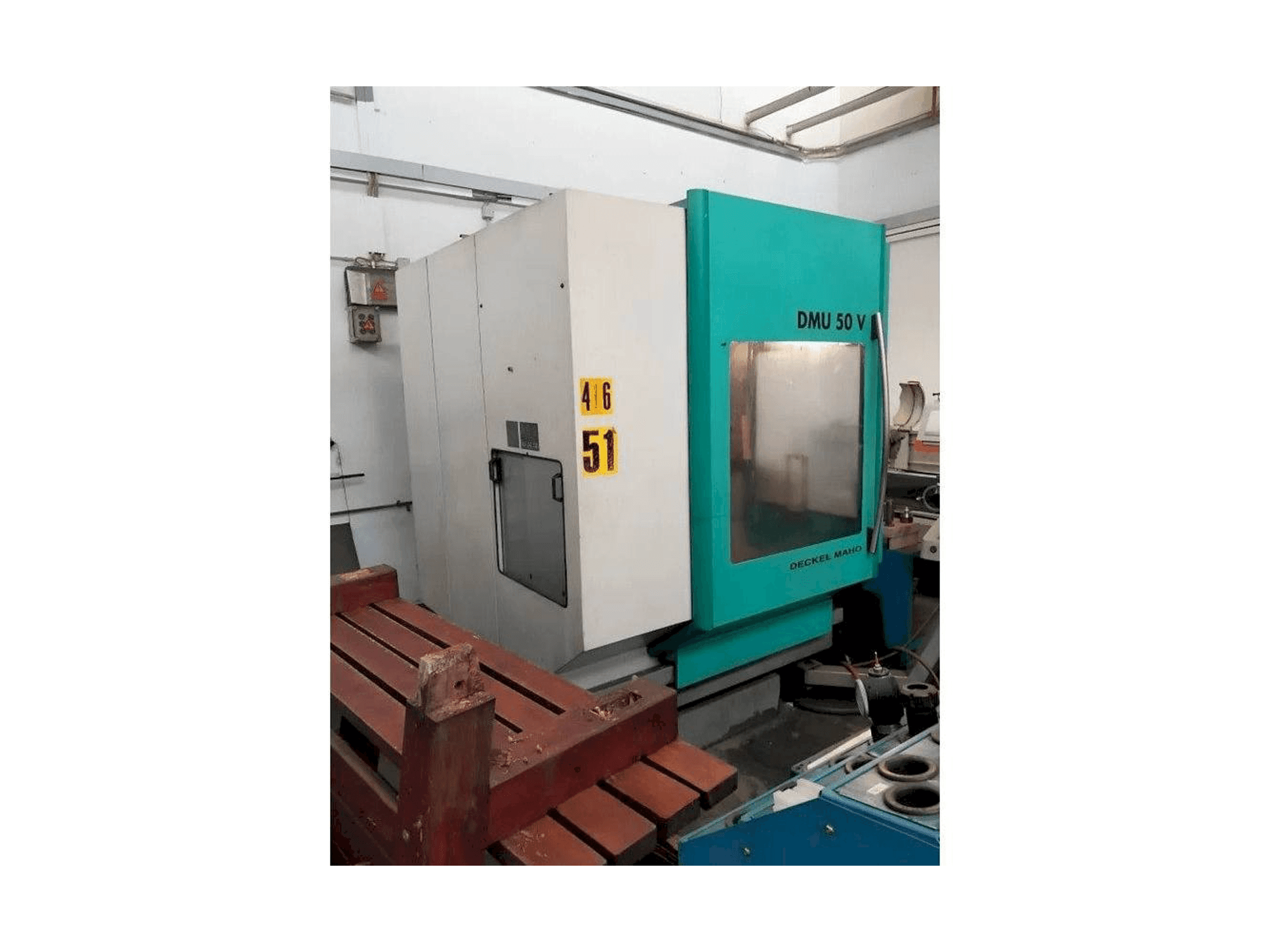 Vista lateral izquierda de la máquina DECKEL MAHO DMU 50 V