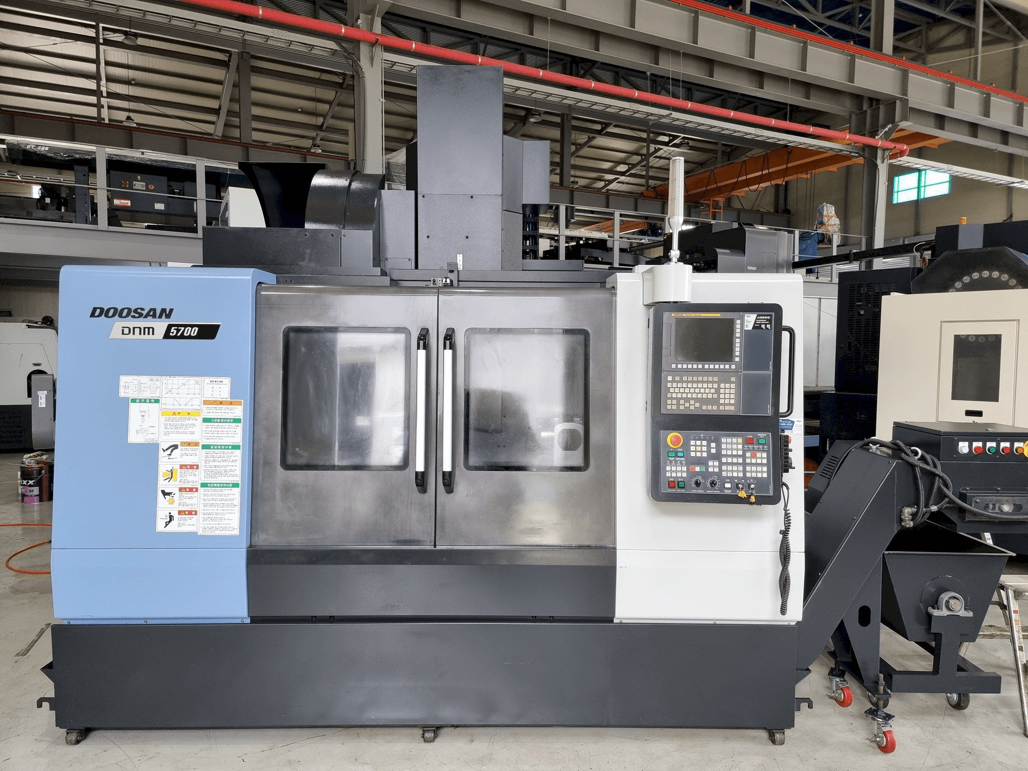 Vista frontal de la máquina Doosan DNM 5700