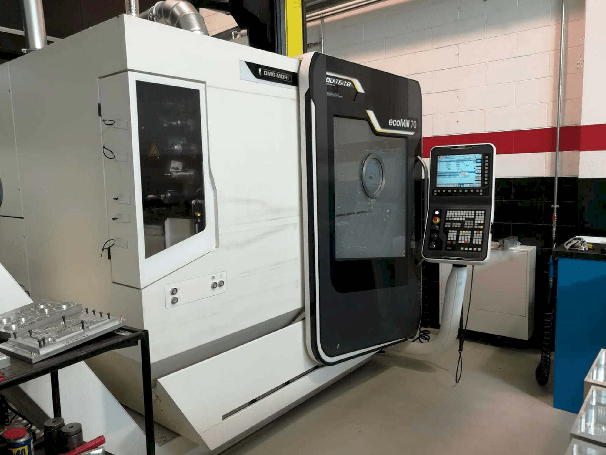 Vista frontal de la máquina DMG Deckel Maho Ecomill 70