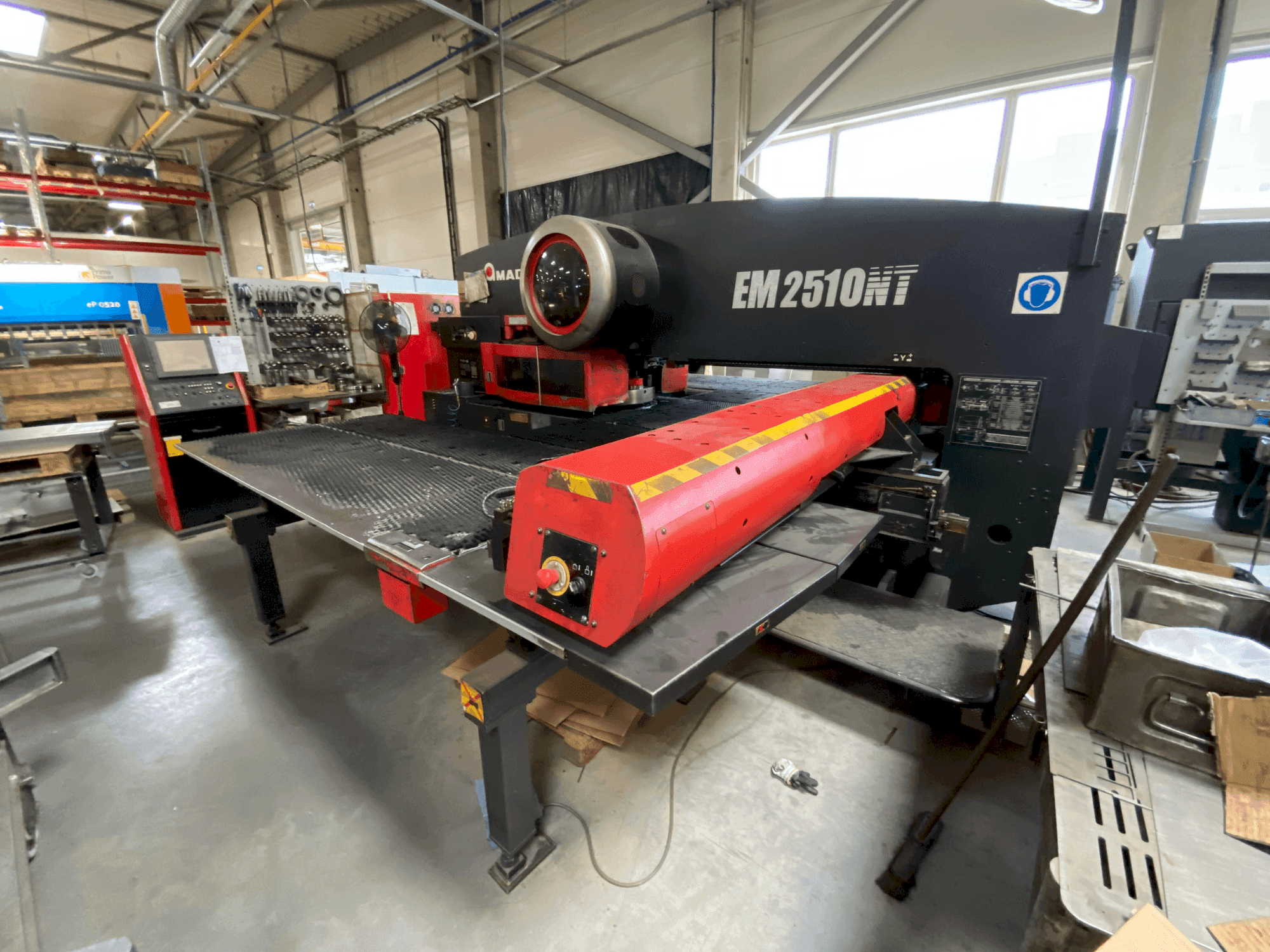 Vista frontal de la máquina AMADA EM2510NT