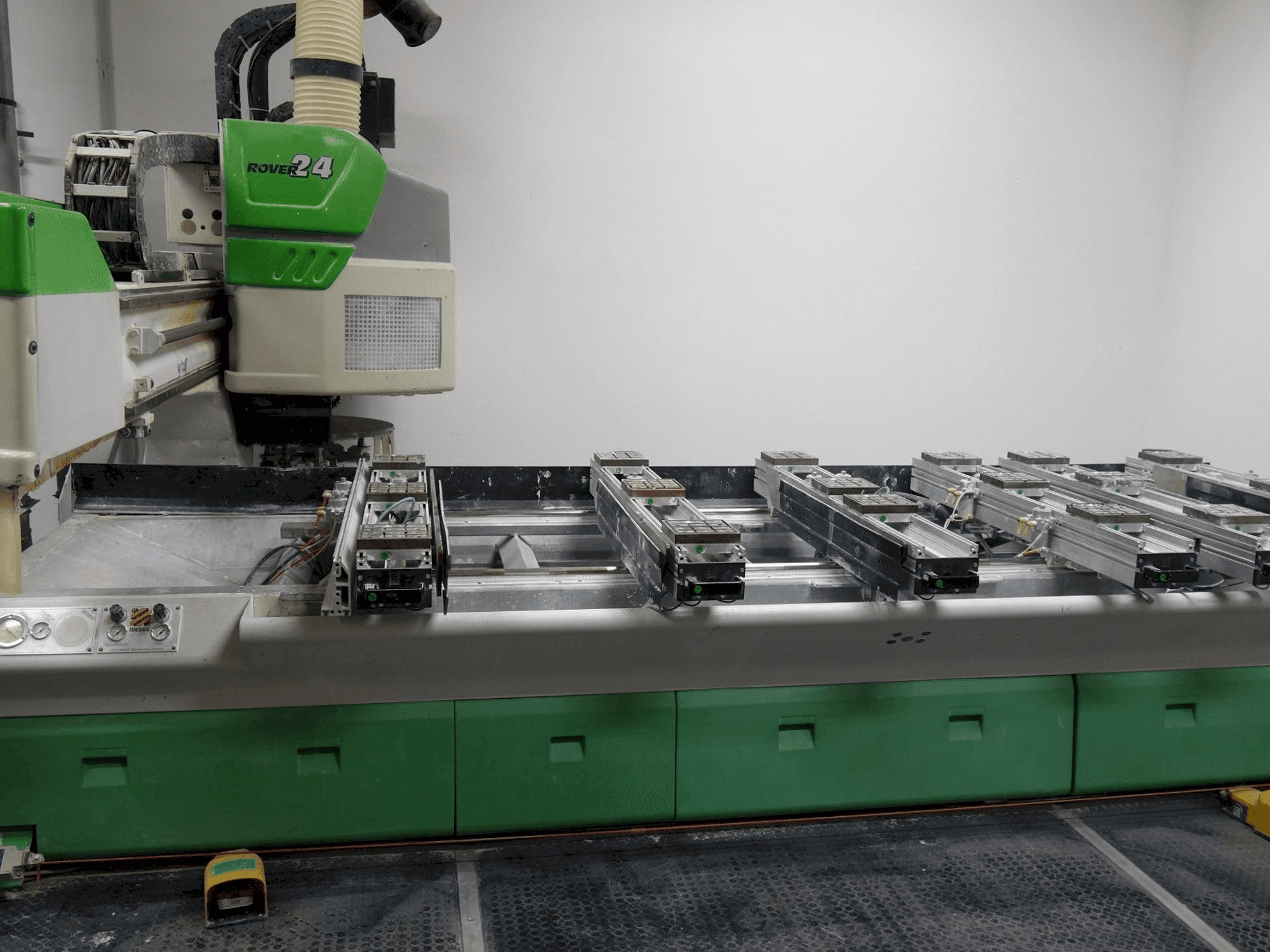 Vista frontal de la máquina BIESSE Rover 24 S