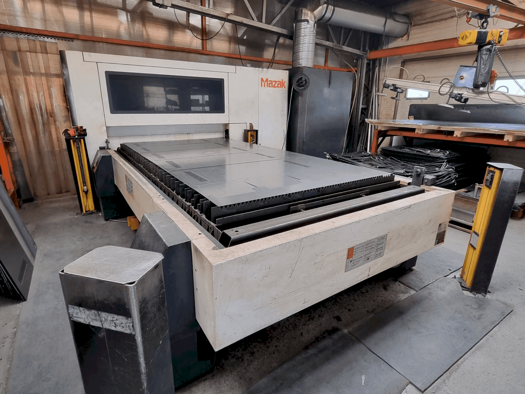 Vista frontal de la máquina Mazak OPTIPLEX 3015 FIBER II