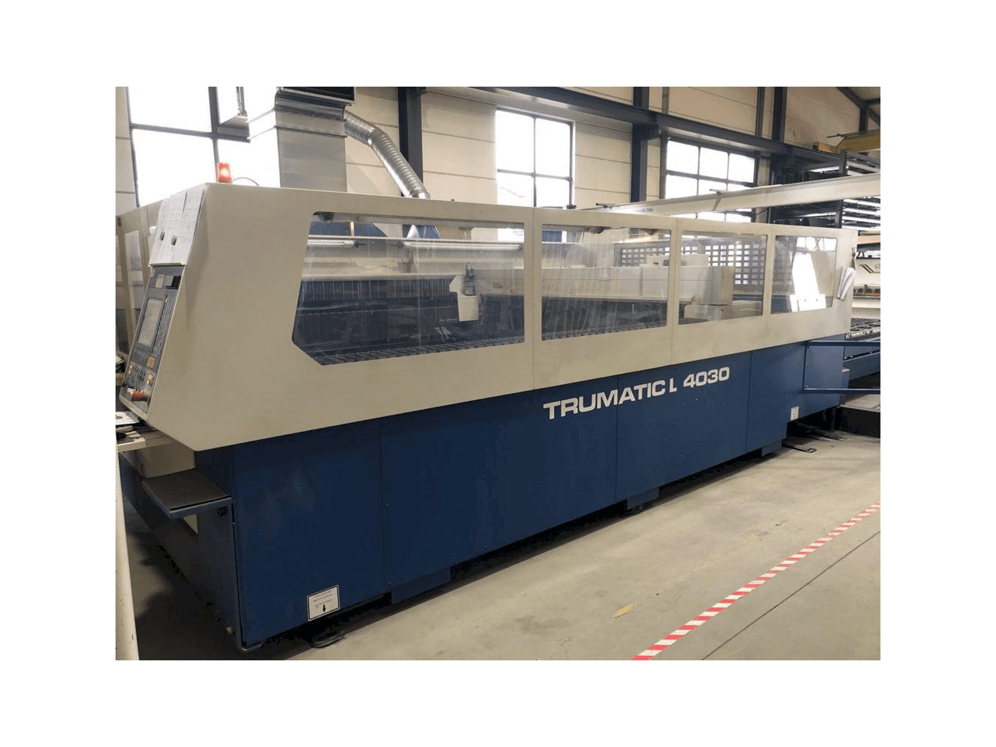 Vista frontal de la máquina Trumpf Trumatic L4030