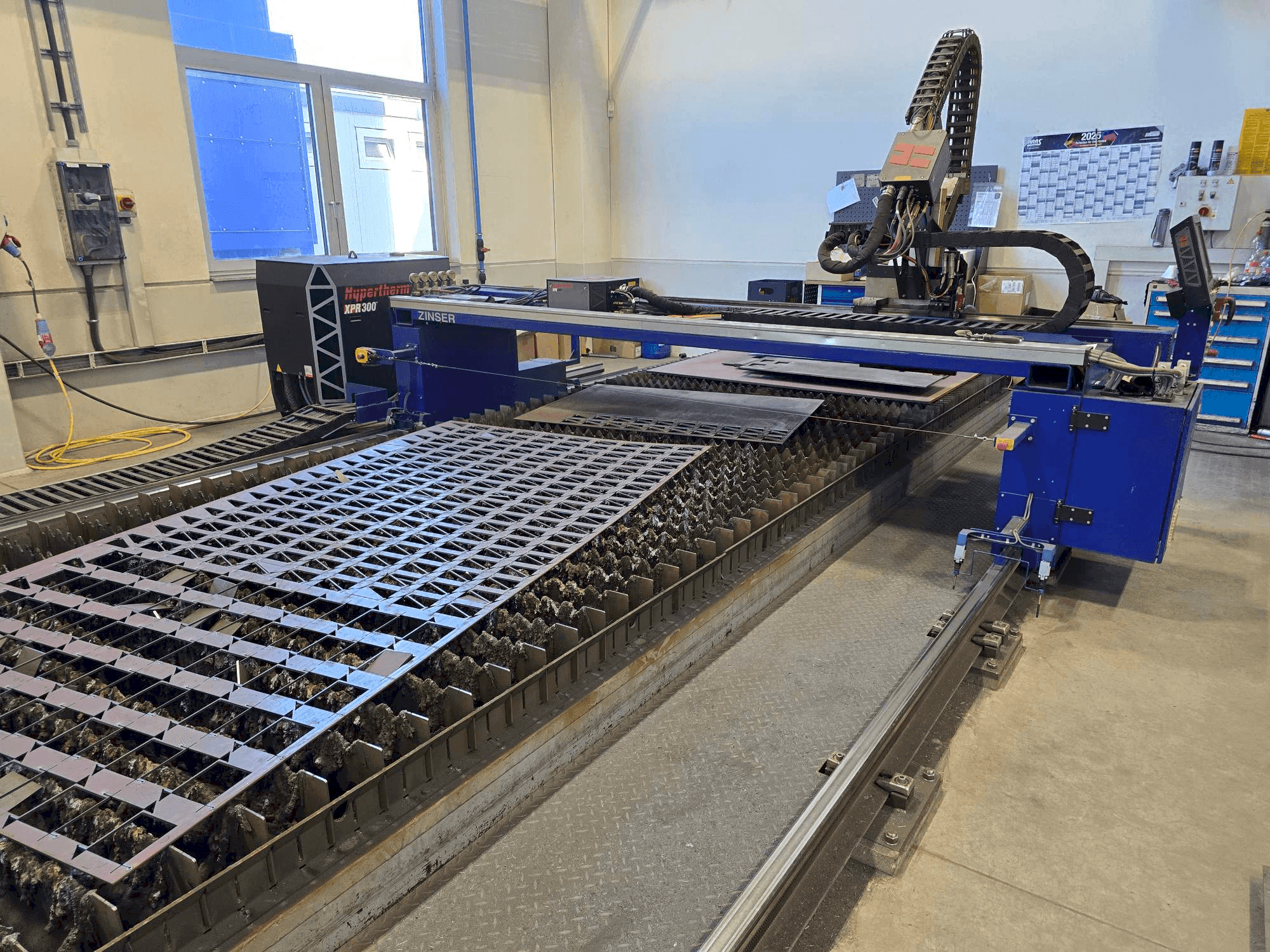 Vista frontal de la máquina ZINSER 2425-I/3600