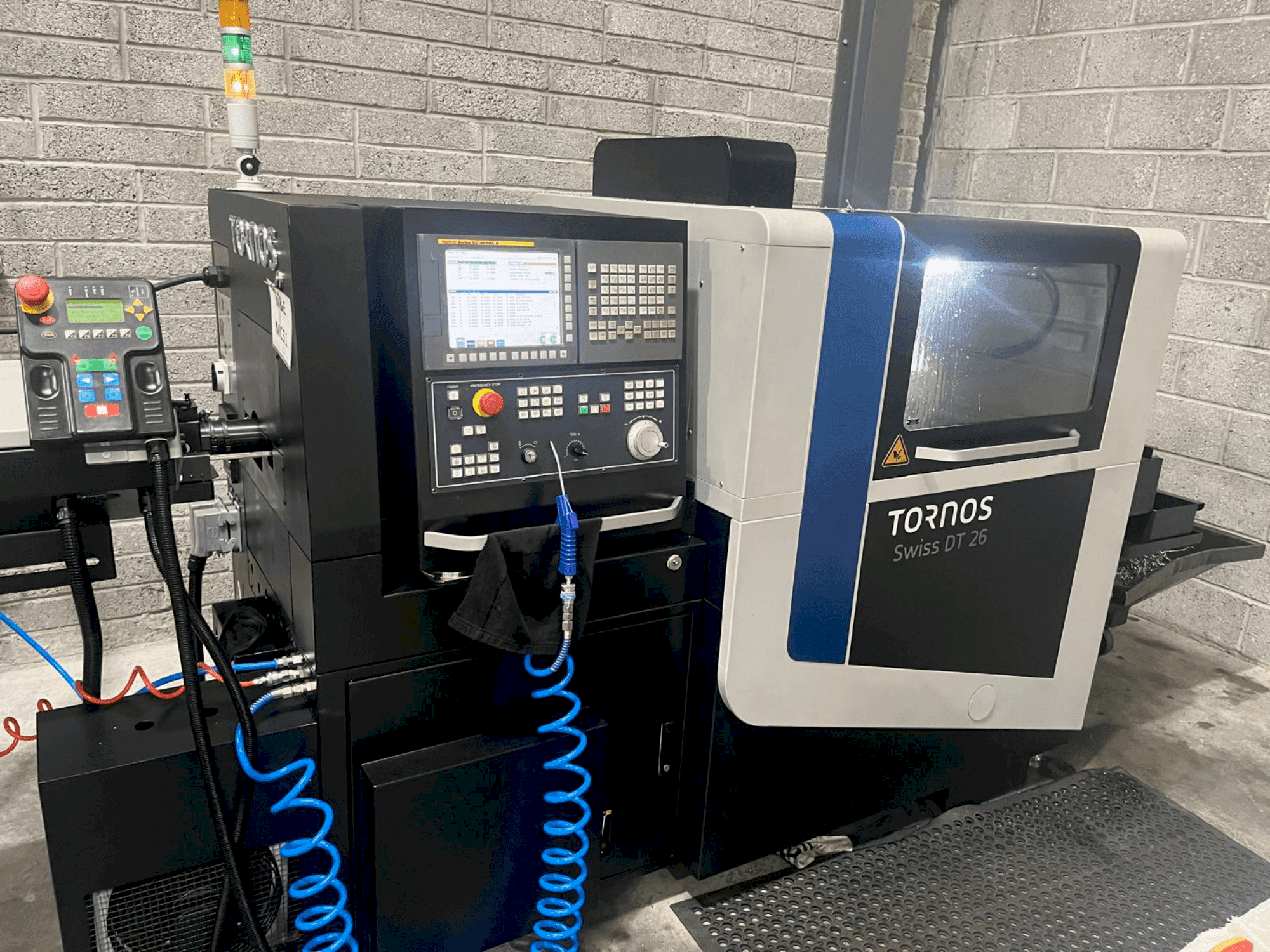 Vista frontal de la máquina TORNOS Swiss DT26 (2019)