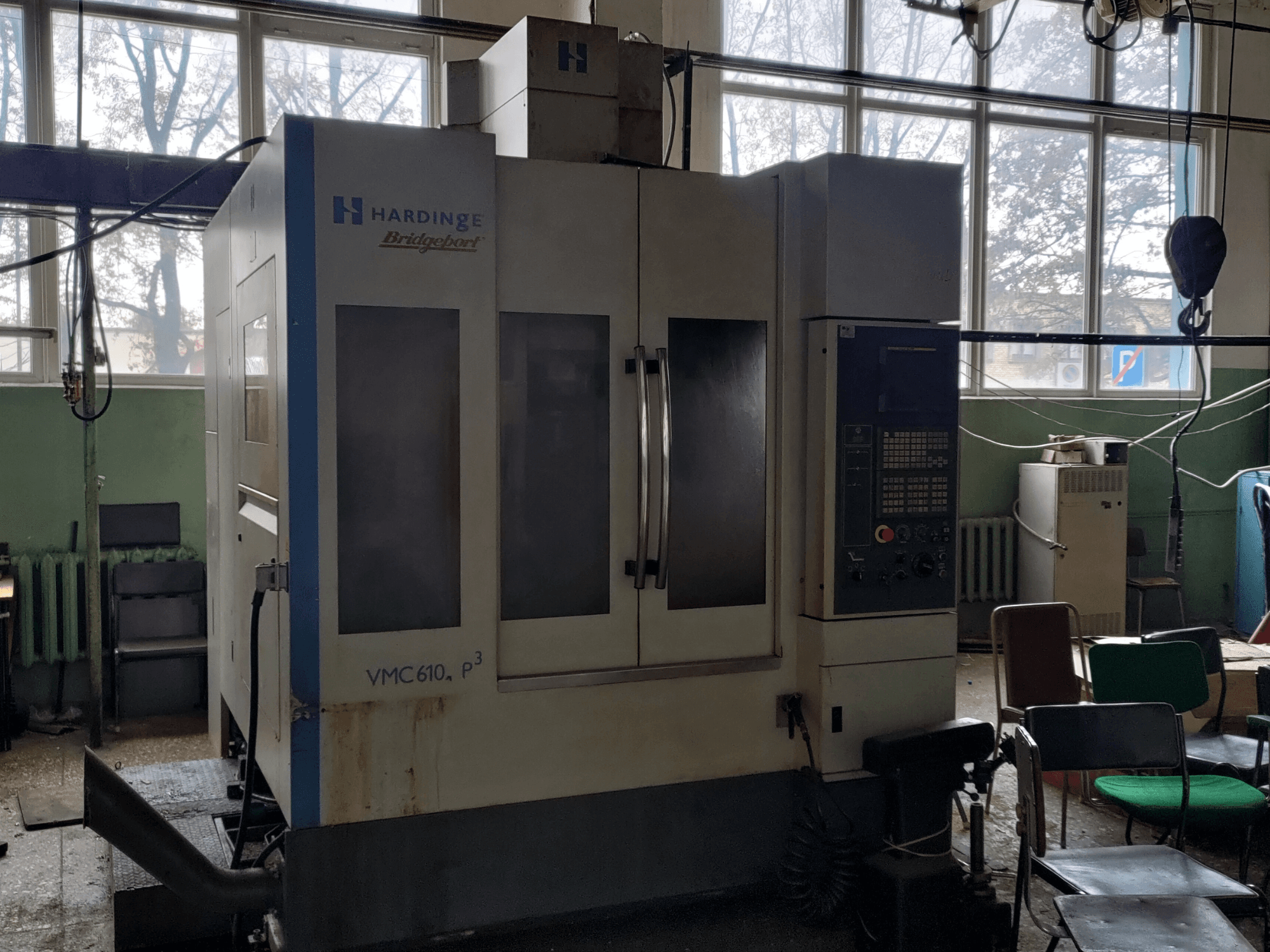 Centro de mecanizado vertical Bridgeport VMC-610 XP3 visto desde delante, en el que se aprecian el panel de control y las amplias puertas de cristal.