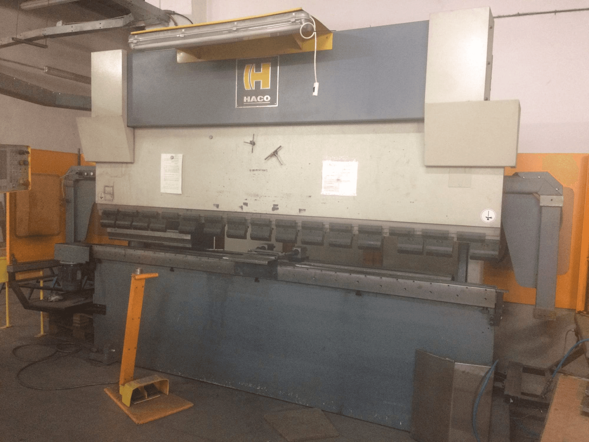 Vista frontal de la máquina HACO EMR 30150