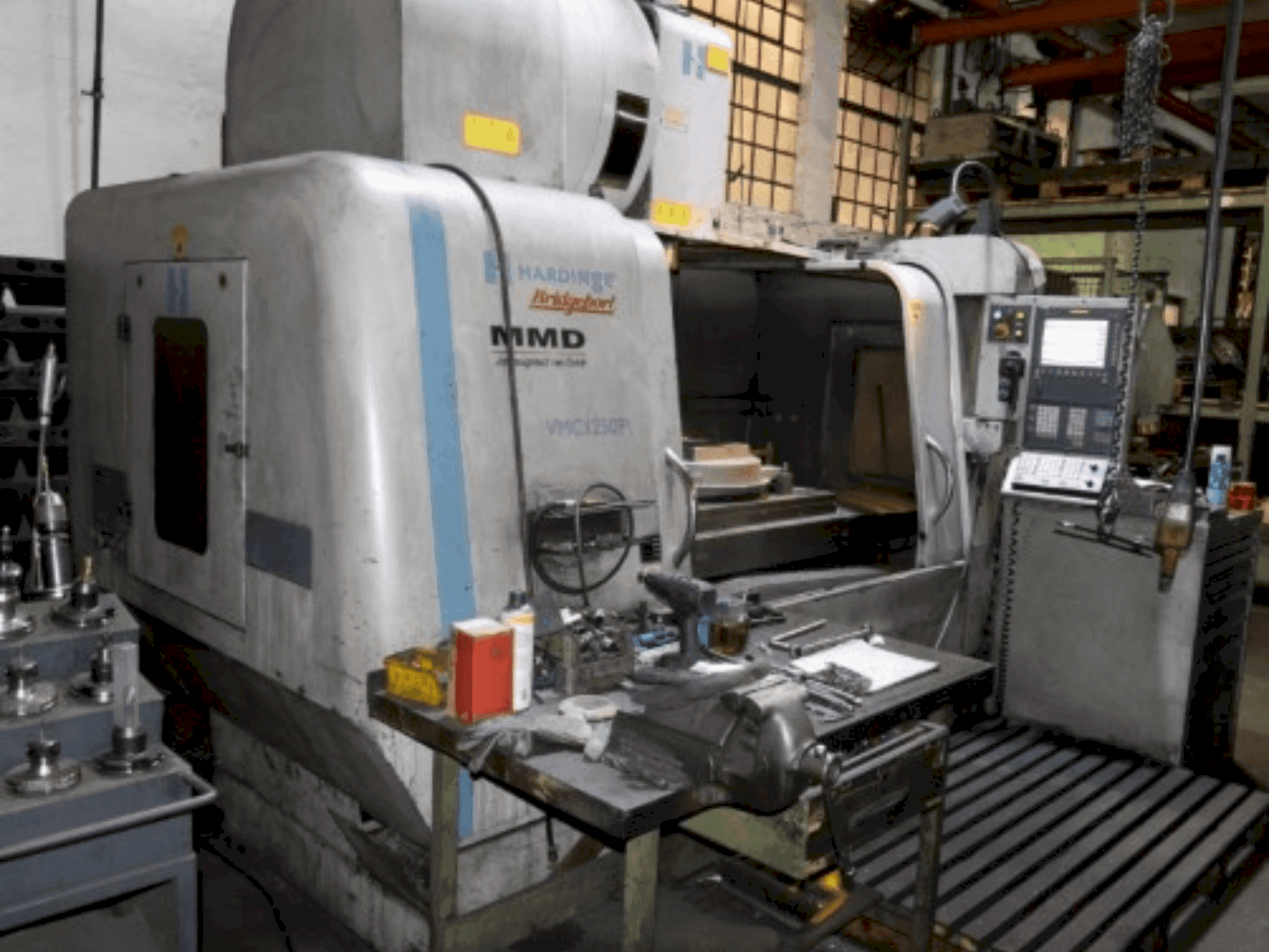 Vista frontal de la máquina Hardinge Bridgeport MMD VMC1250 P3