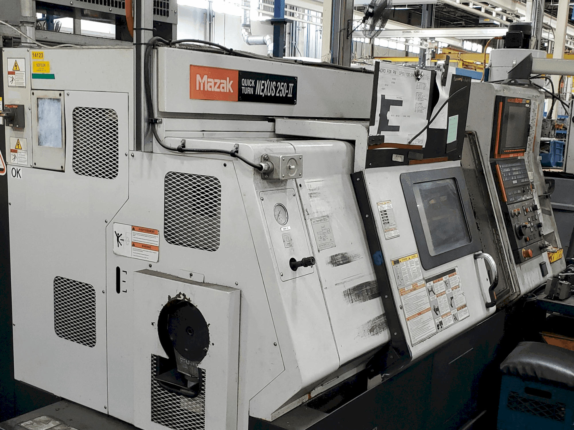 Vista frontal de la máquina Mazak QTN 250-II
