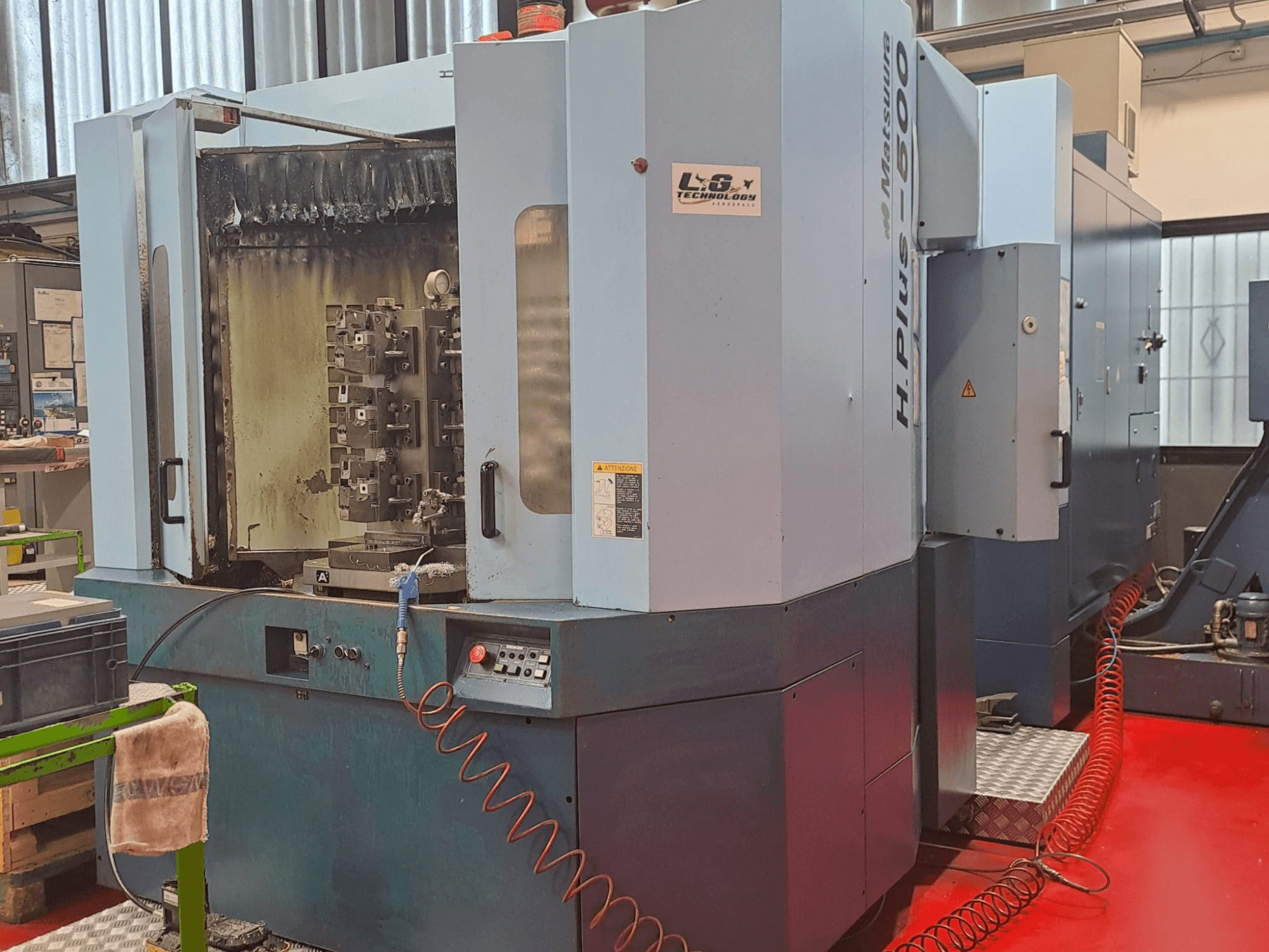 Centro de mecanizado horizontal Matsuura H.PLUS-500, vista lateral, mostrando los controles y el husillo con signos visibles de desgaste.