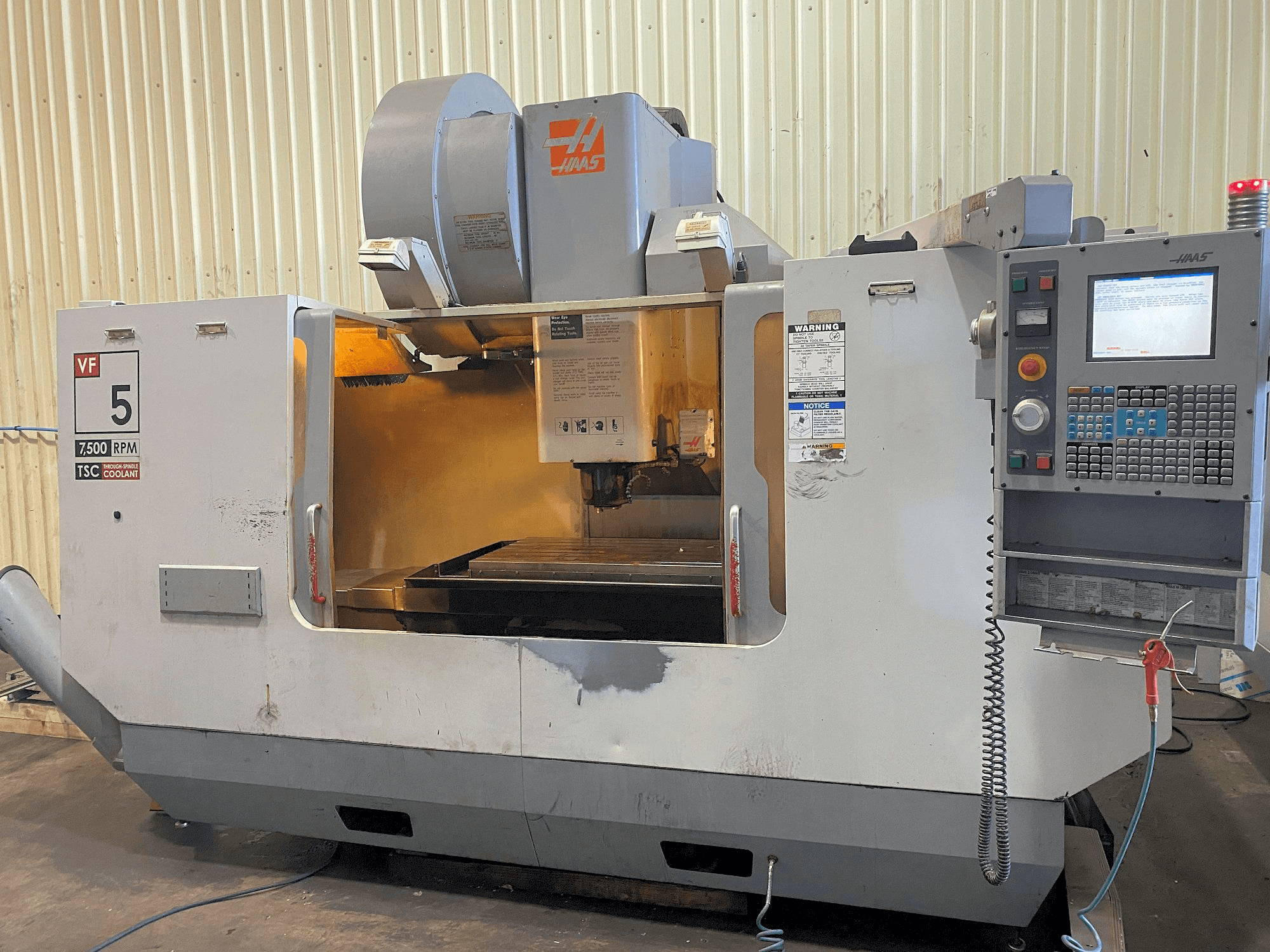 Vista frontal de la máquina HAAS VF-5/50HE