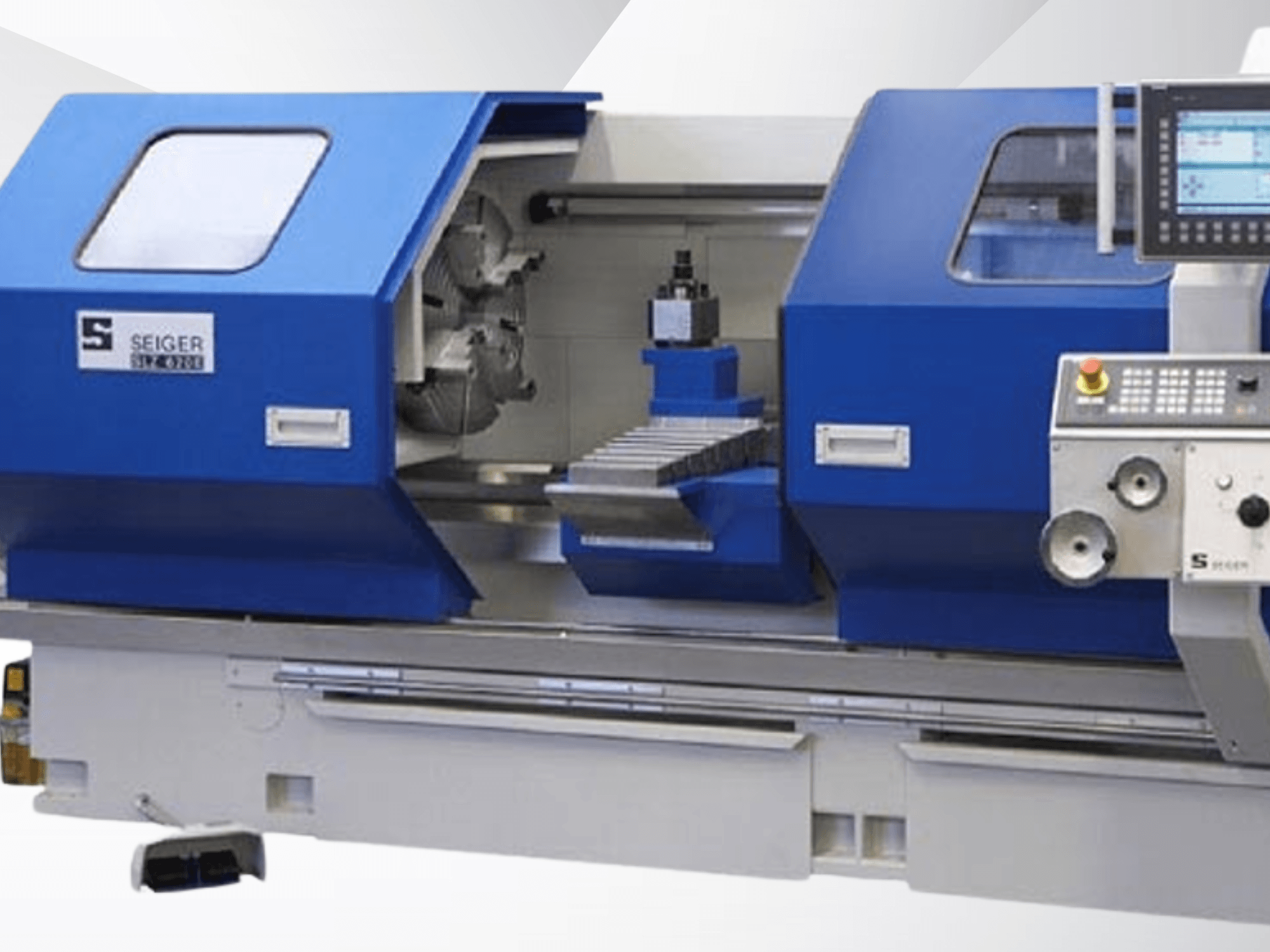 Torno horizontal SEIGER SLZ 500E, vista frontal en la que se aprecian el panel de control, el husillo y las características de la zona de trabajo.