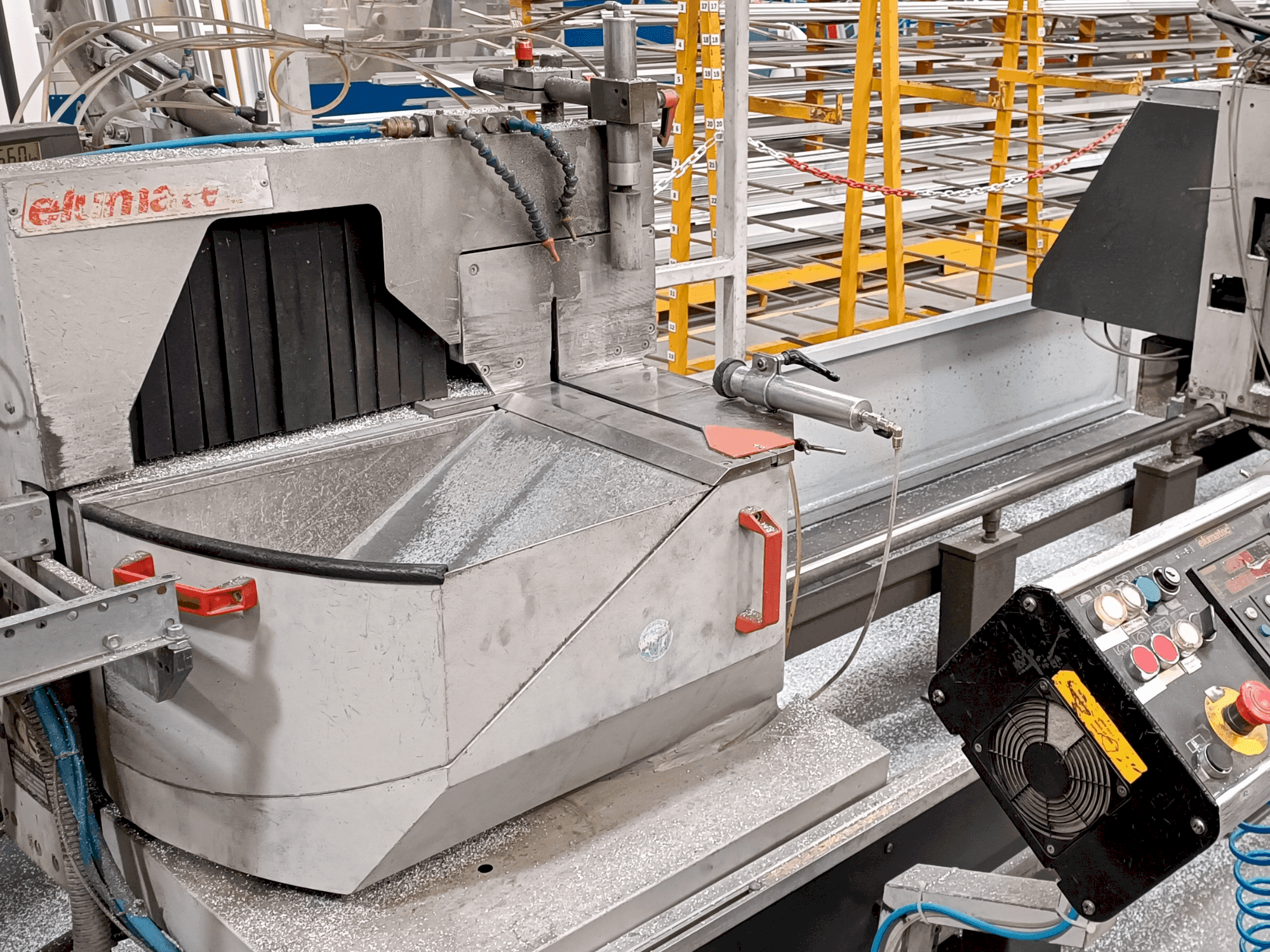 Vista frontal de la máquina Elumatec DG 104/02 E255