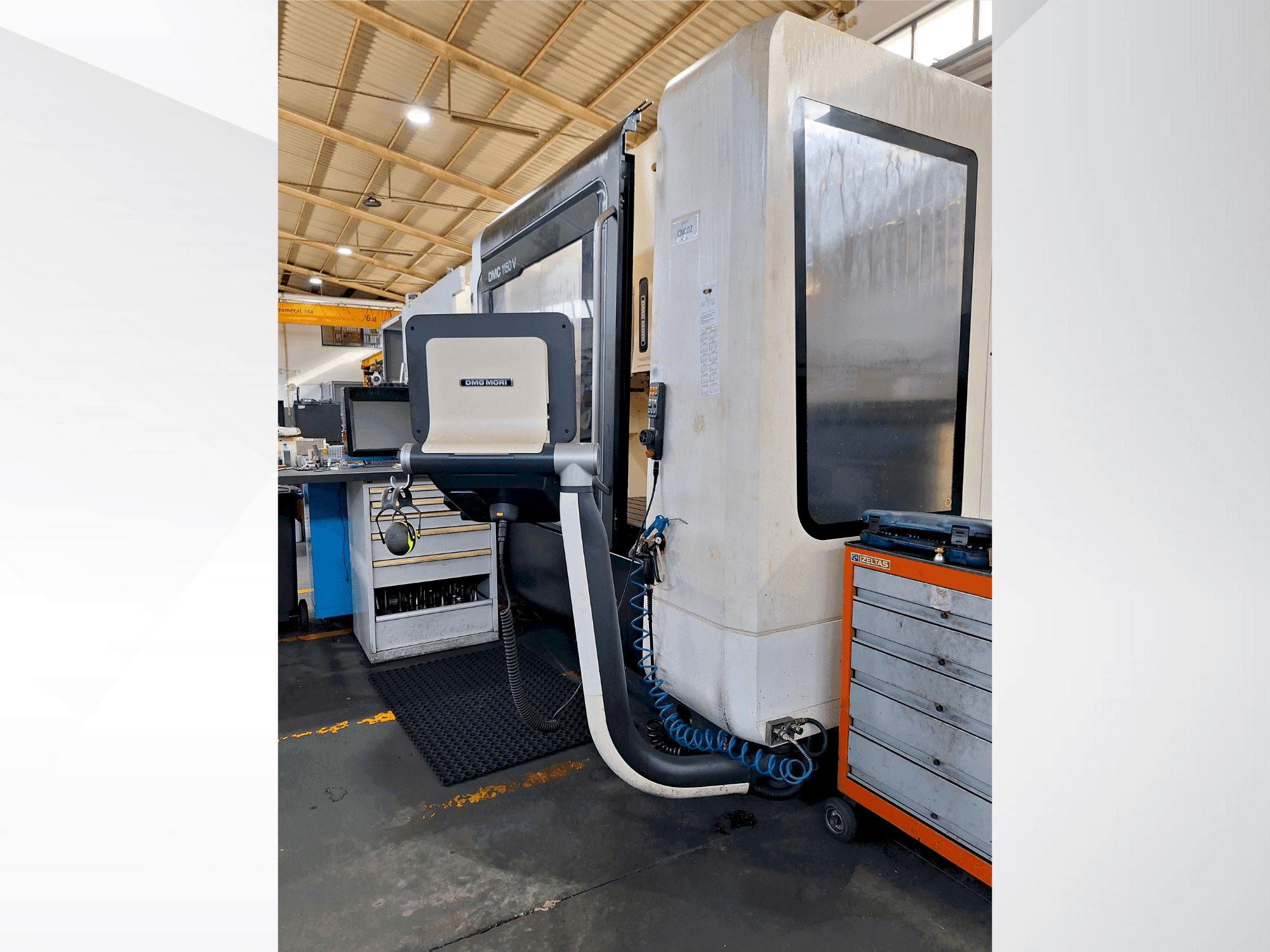 Vista frontal de la máquina DMG MORI DMC 1150 V