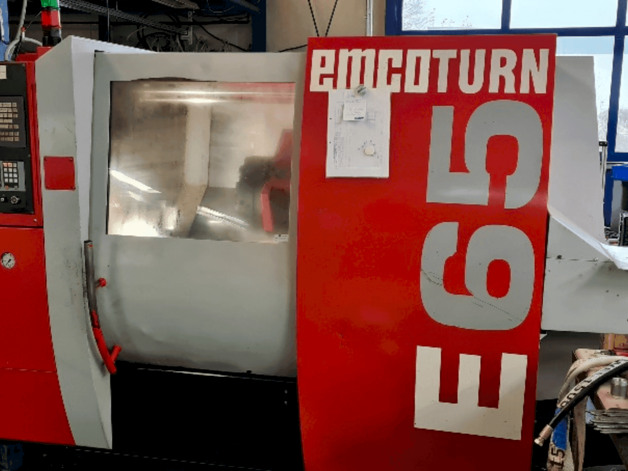 Vista frontal de la máquina EMCO Turn E65