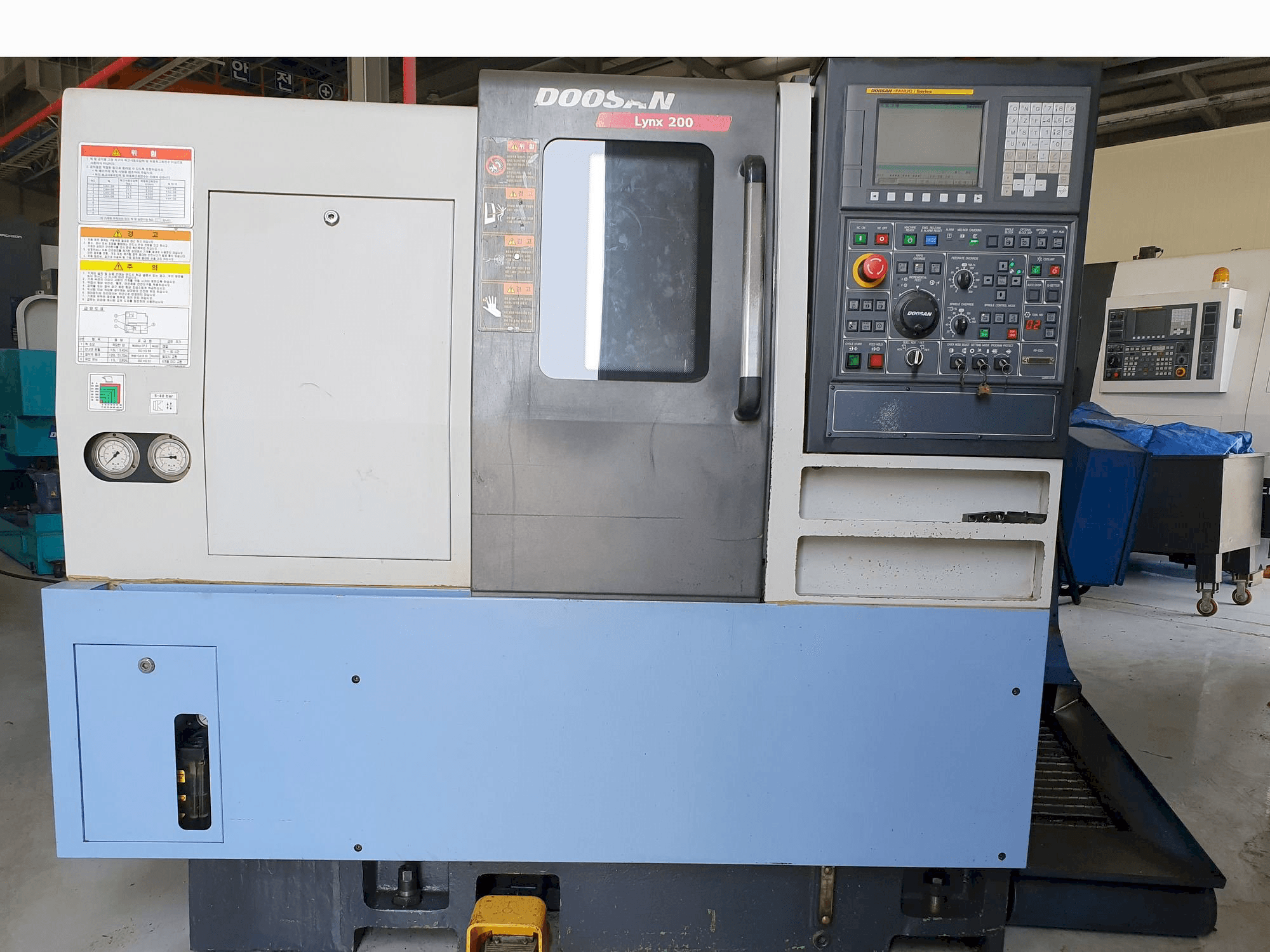 Vista frontal de la máquina Doosan LYNX 200 A