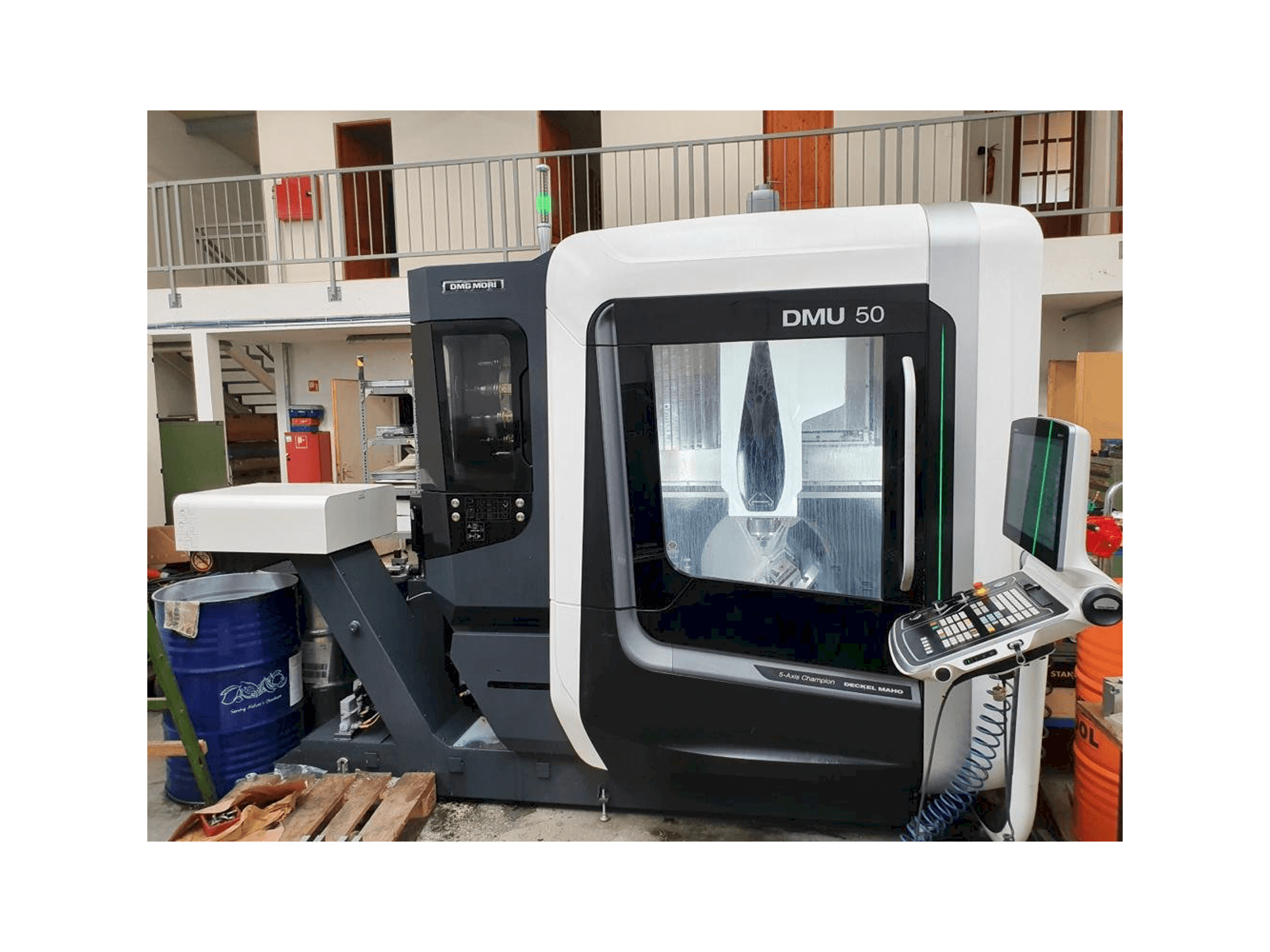 Vista frontal de la máquina DMG MORI DMU 50