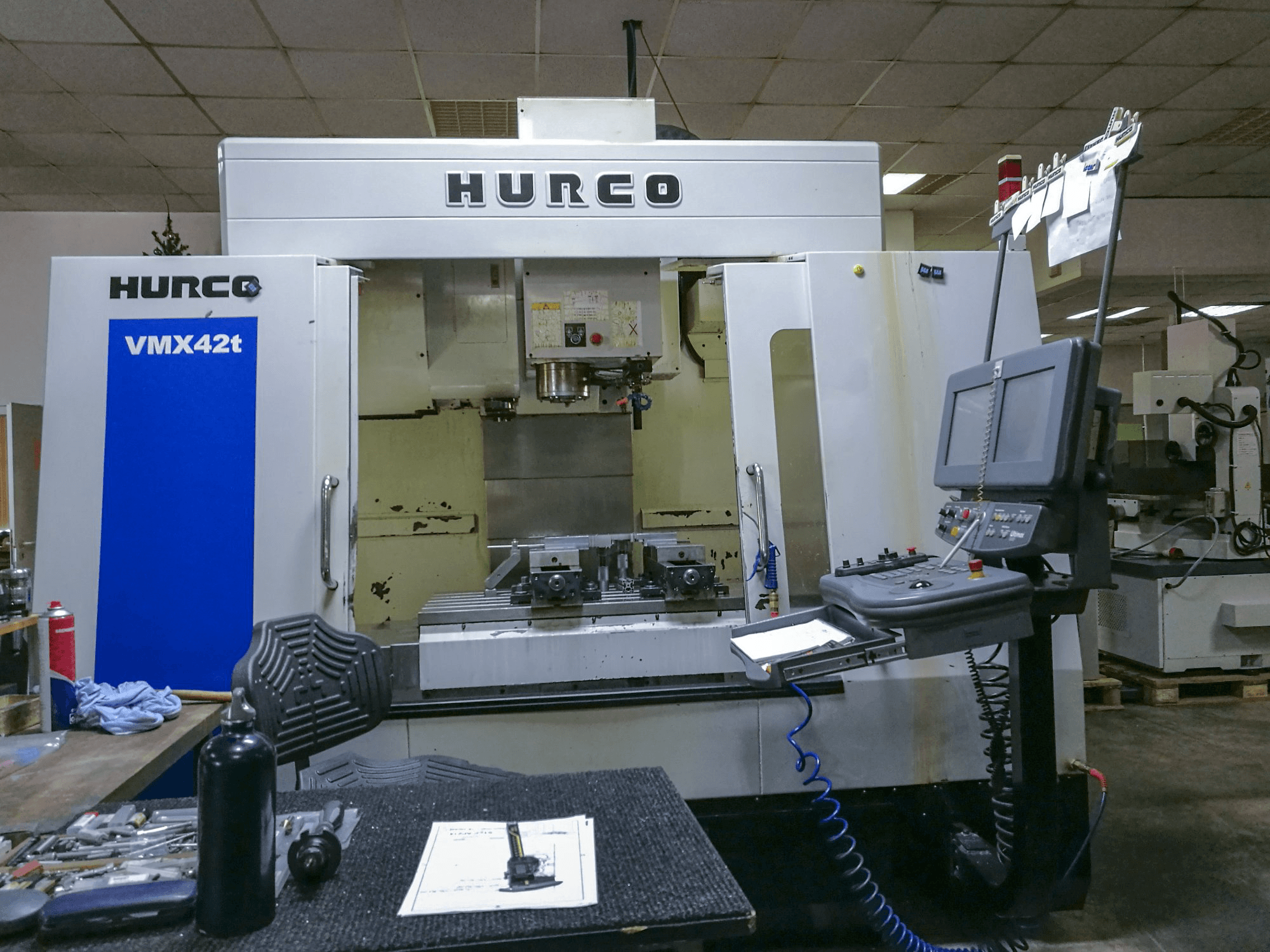Vista frontal de la máquina Hurco VMX42T